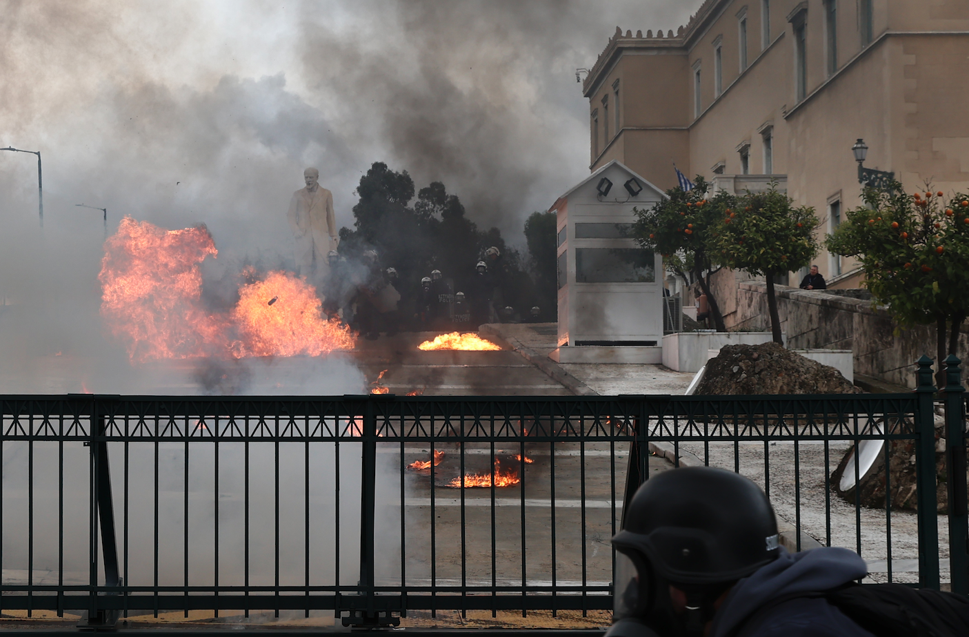 Τέμπη: Ανοιξαν οι δρόμοι στο κέντρο της Αθήνας – Επεισόδια μετά την πορεία, 6 συλλήψεις-3