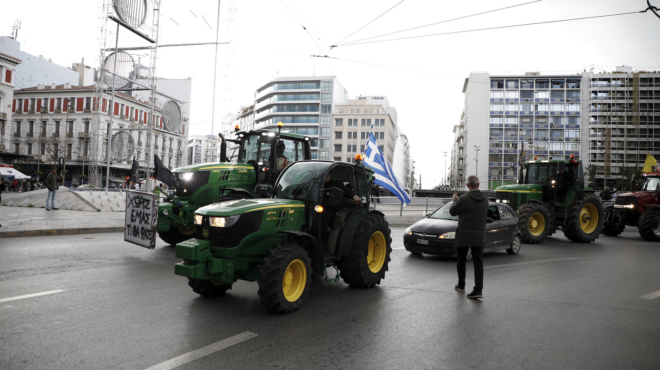 αγρότες-αποχωρούν-τα-τρακτέρ-από-το-σύ-562893181