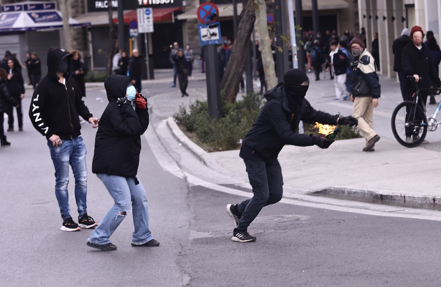 Τέμπη: Ανοιξαν οι δρόμοι στο κέντρο της Αθήνας – Επεισόδια μετά την πορεία, 6 συλλήψεις-8