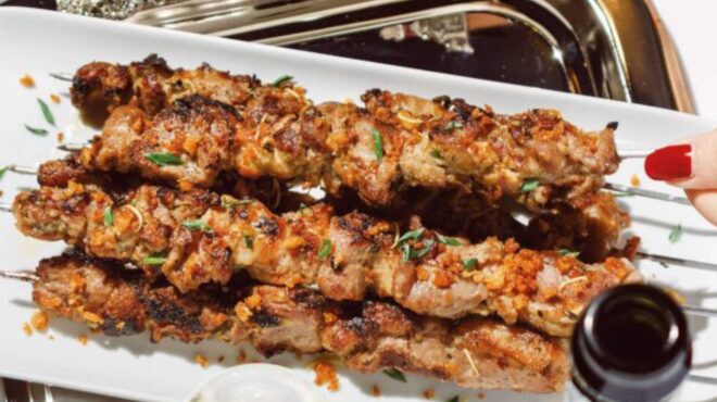 σουβλάκια-αρνίσια-με-μαντζουράνα-και-562901554