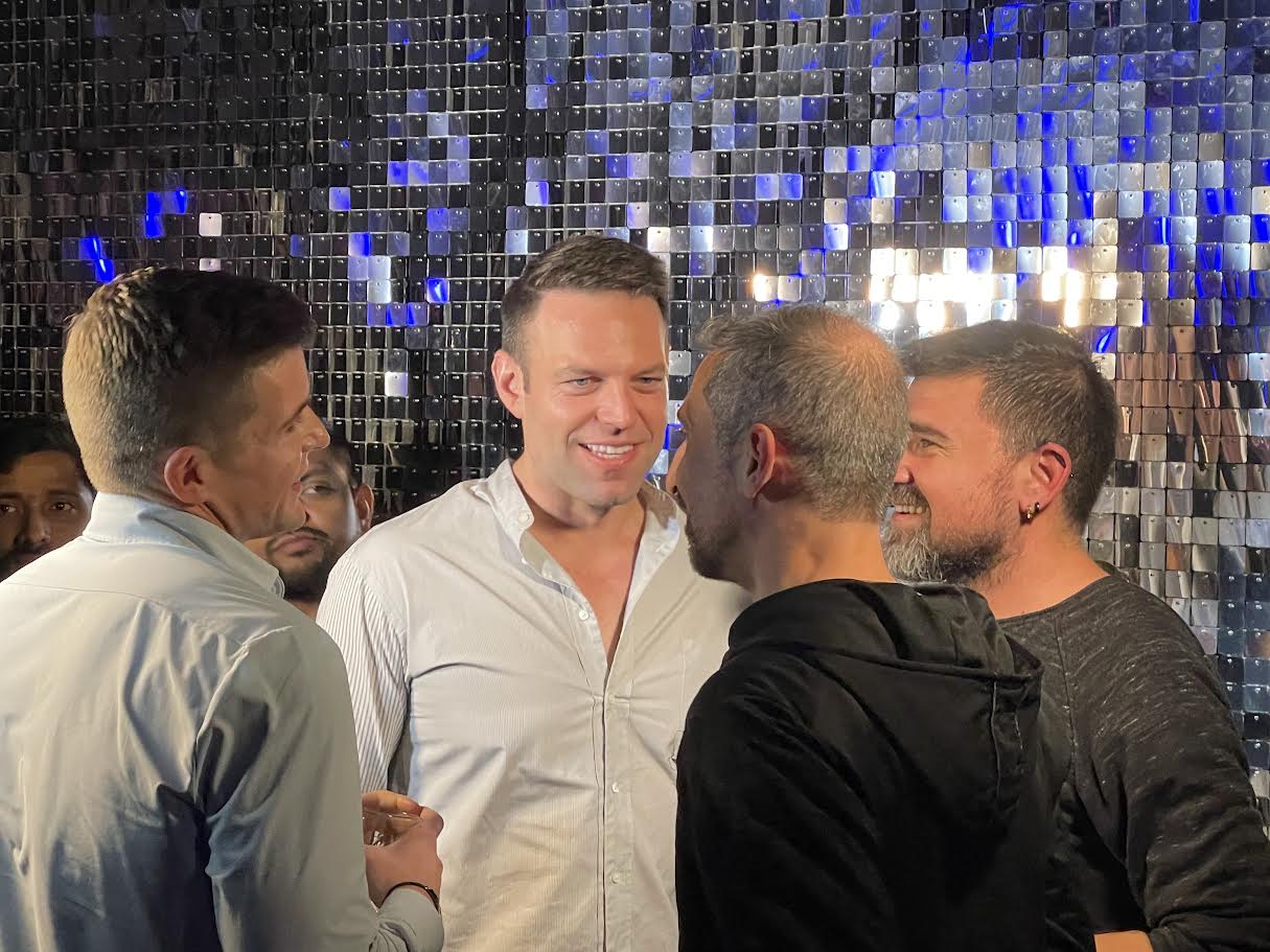 Οταν έκλεισαν τα φώτα της Βουλής Ν.Δ. και ΣΥΡΙΖΑ το γιόρτασαν-2