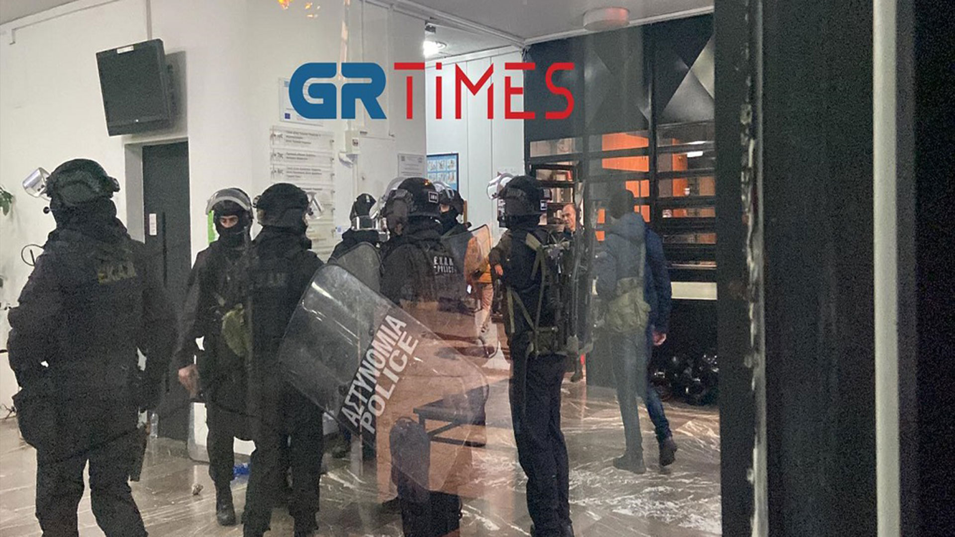 ΑΠΘ: Επιχείρηση των ΜΑΤ στο κτίριο της Πρυτανείας (vid)-9