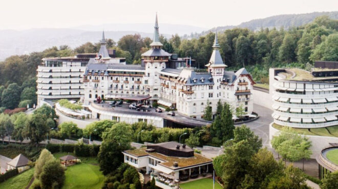 φως-στο-κλειστό-κλαμπ-ισχυρών-τραπεζι-562880779