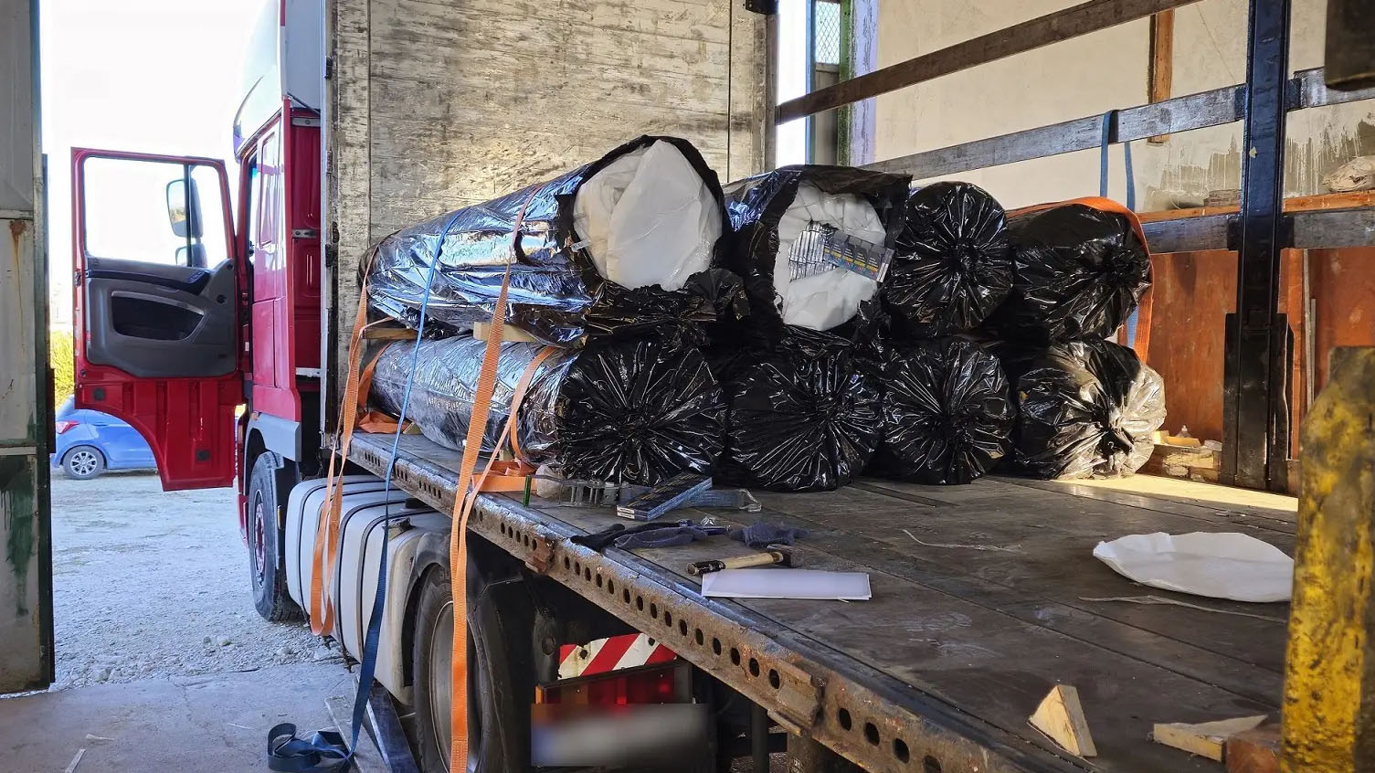 Θεσσαλονίκη: Βρέθηκαν πάνω από 300.000 πακέτα λαθραίων τσιγάρων – Τρεις συλλήψεις-2