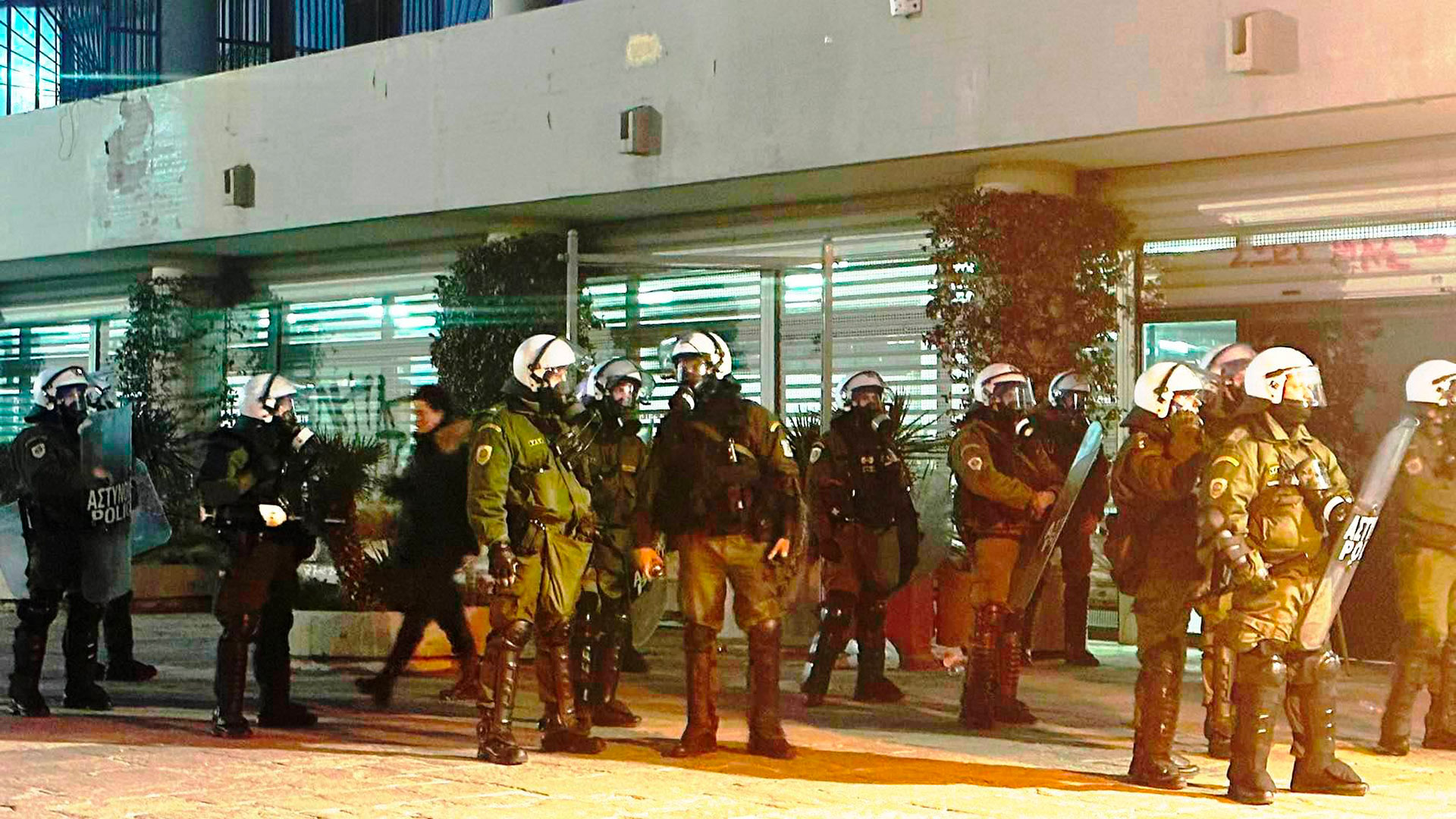 ΑΠΘ: Επιχείρηση των ΜΑΤ στο κτίριο της Πρυτανείας (vid)-7