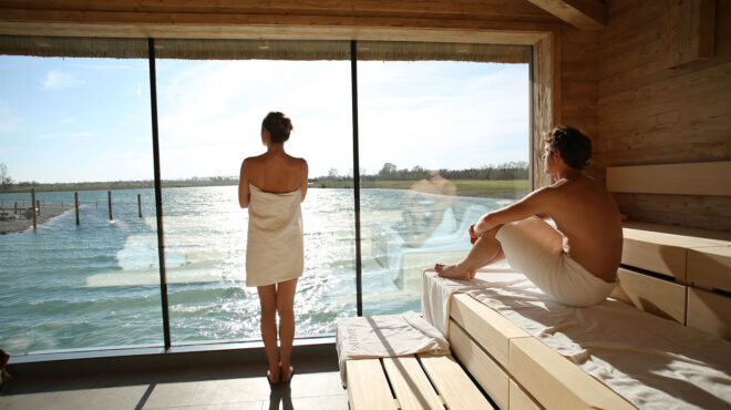 μεικτές-σάουνες-φορώντας-μόνο-το-δέρμ-562906600