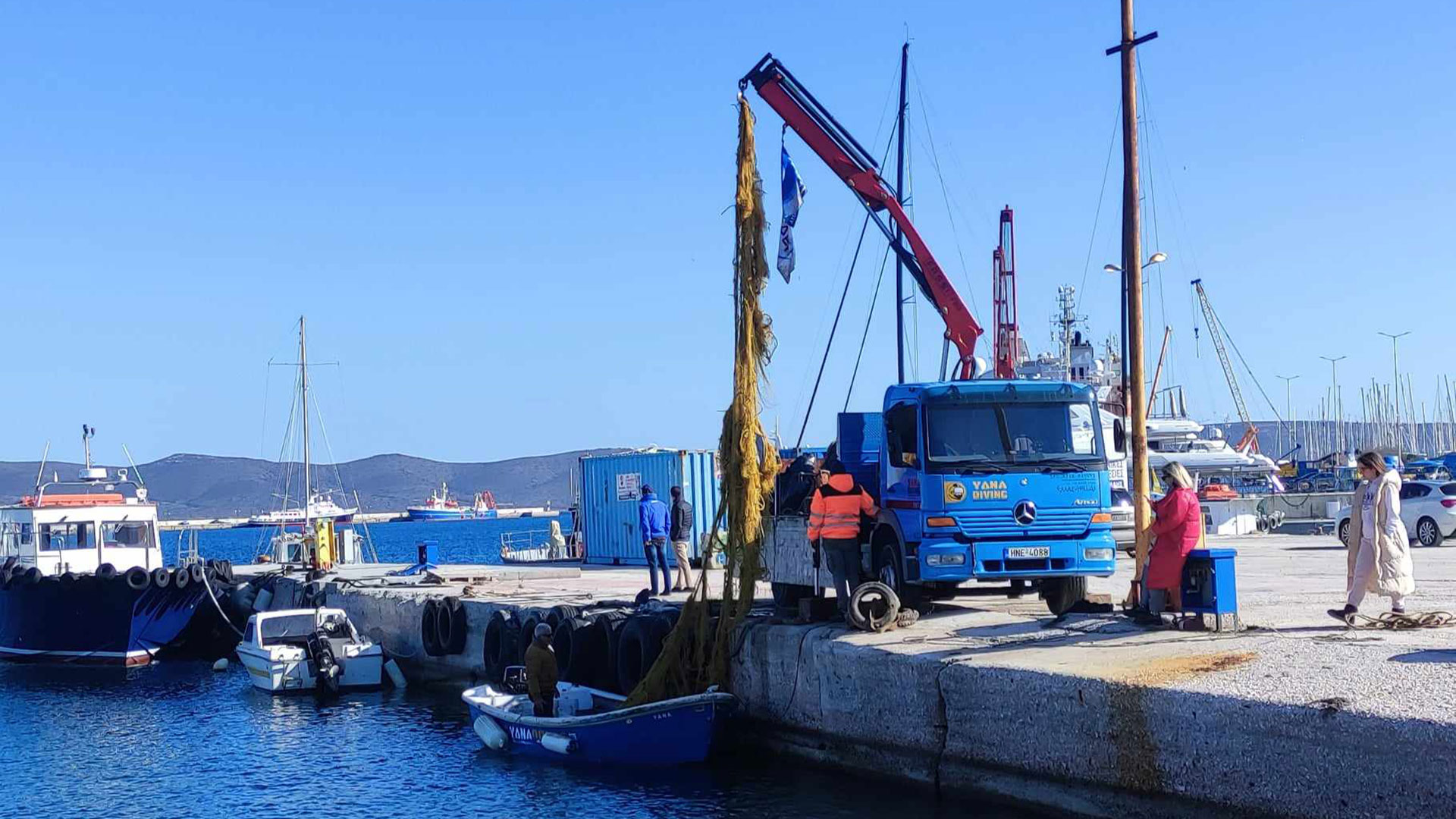 κάλτσες-μαγιό-και-τραπέζια-από-σκουπί-562867291