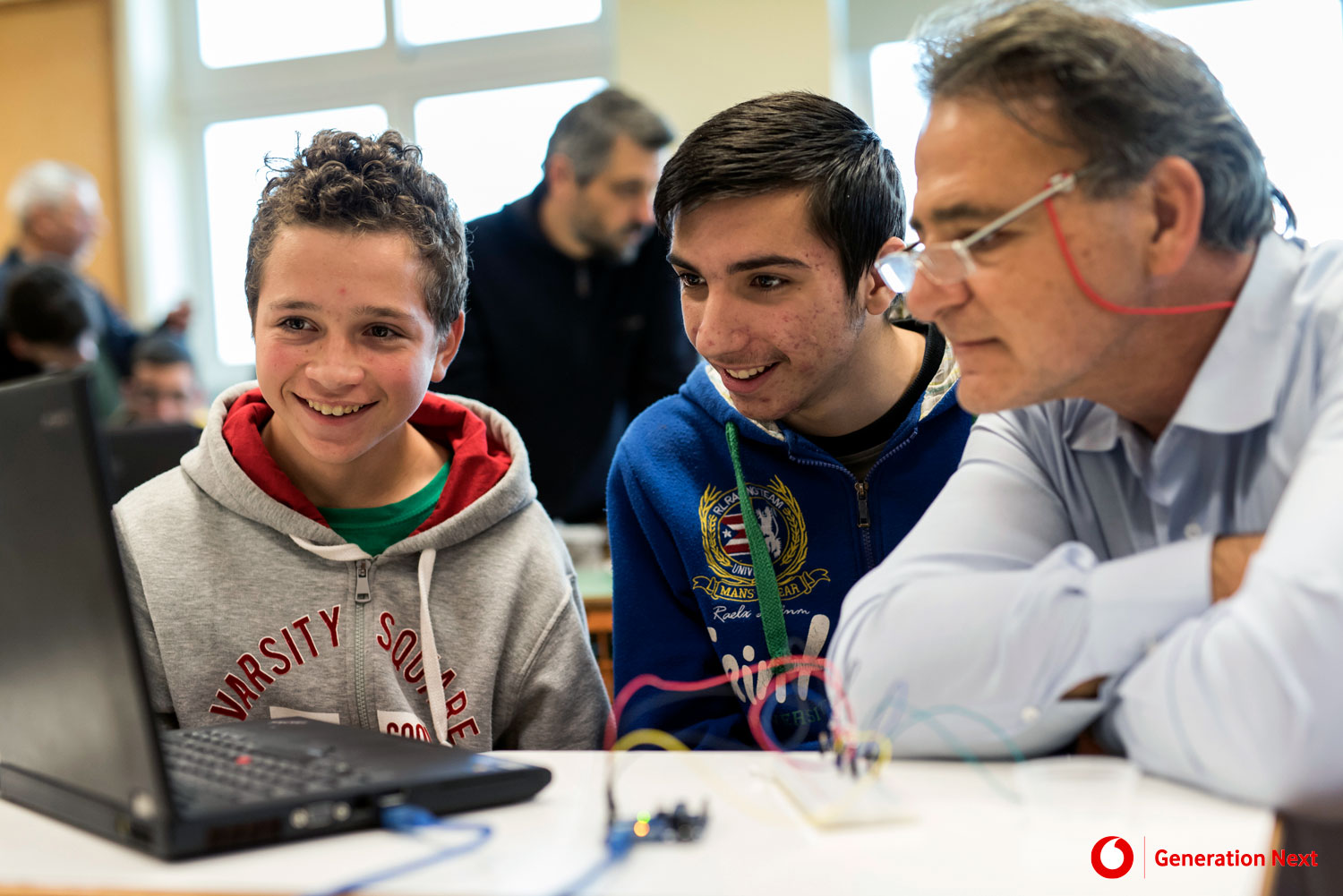 Μαθητές και εκπαιδευτικοί διασχίζουν την πύλη της Τεχνητής Νοημοσύνης  με πλοηγό το Generation Next-3