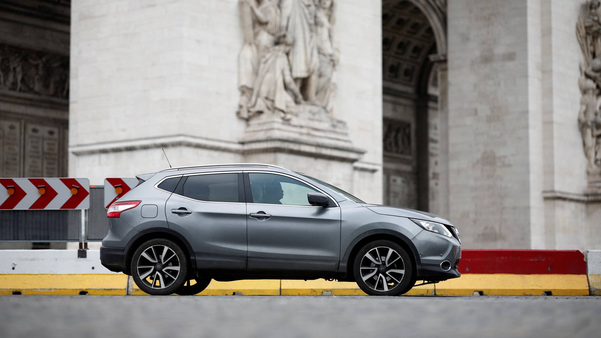 Παρίσι: Γιατί τριπλασιάζονται τα τέλη στάθμευσης των SUV;-2