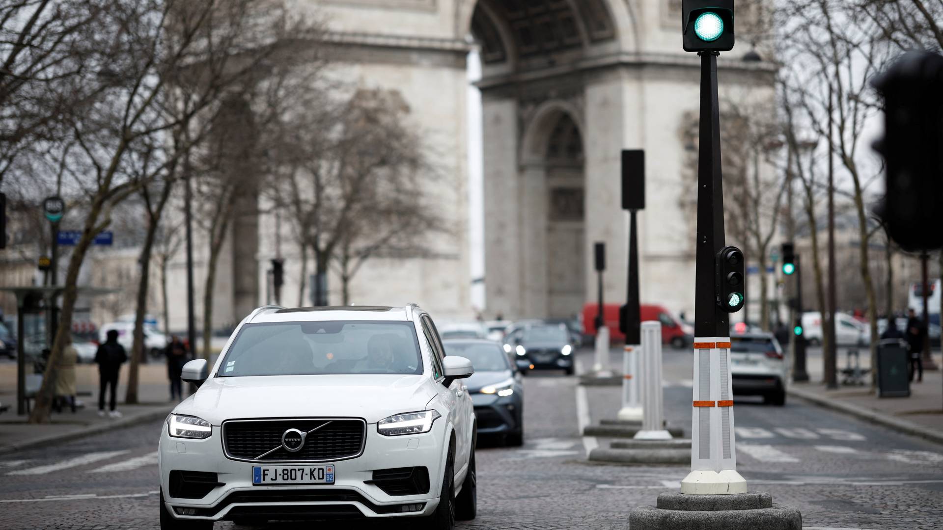 Παρίσι: Γιατί τριπλασιάζονται τα τέλη στάθμευσης των SUV;-1