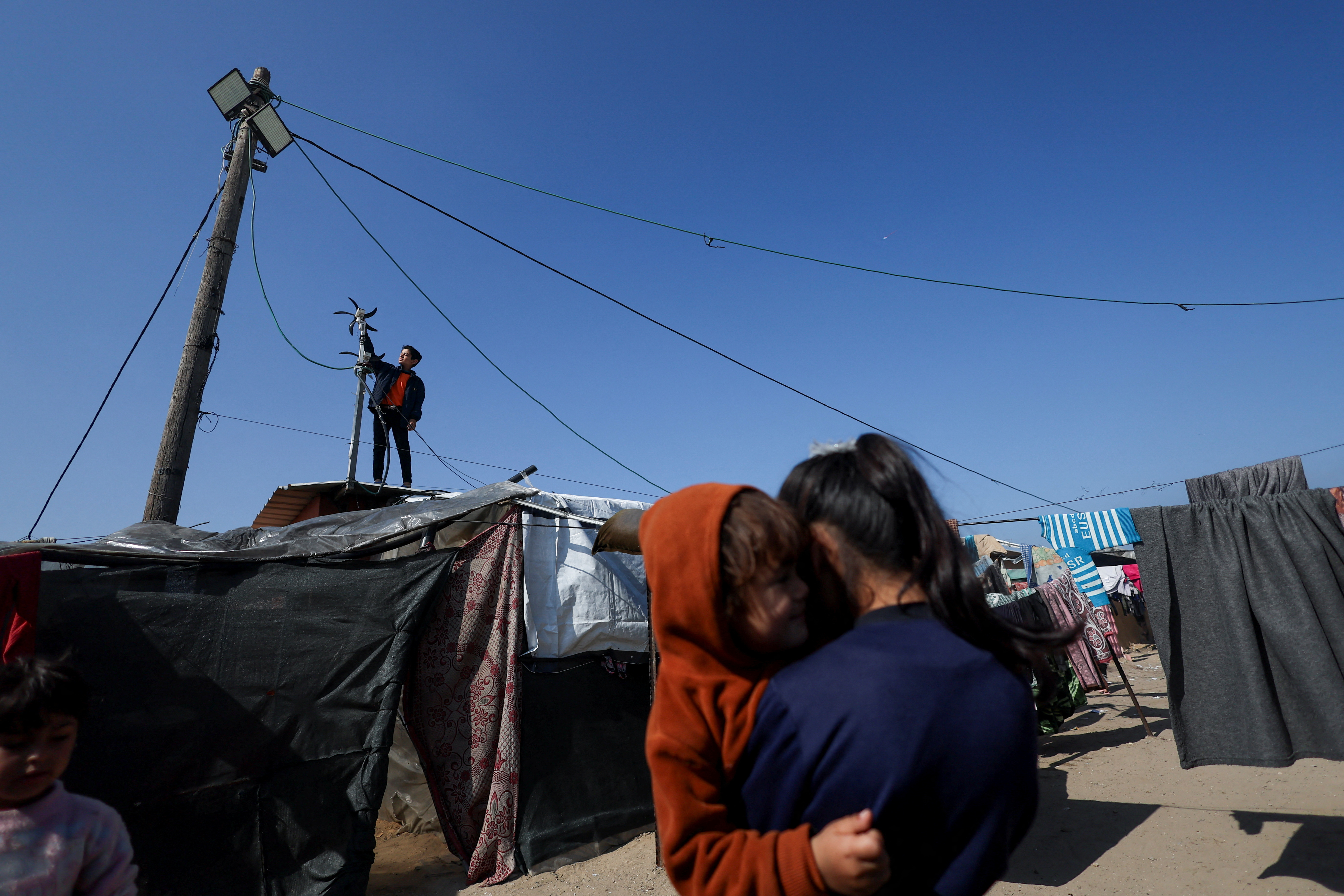 «Νεύτωνας της Γάζας»: Ο 15χρονος που παράγει ρεύμα για το αντίσκηνο της οικογένειάς του-3