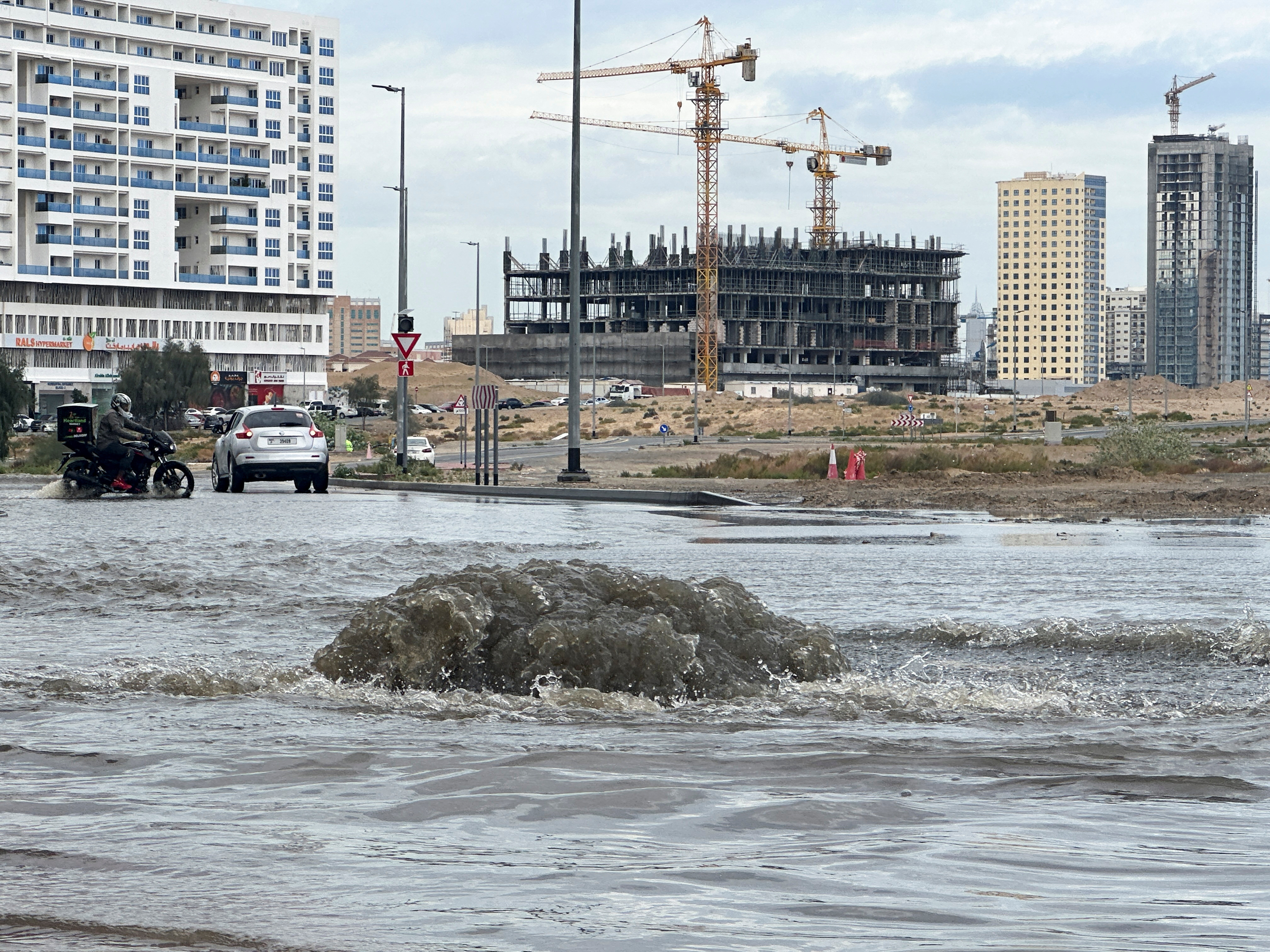 Xαλάζι, βροχές και πλημμύρες σε Ντουμπάι και Αμπου Ντάμπι – Σπάνιες εικόνες-2