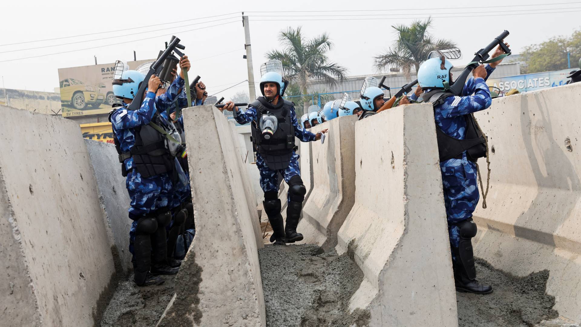 Ινδία: Εντάσεις και χρήση δακρυγόνων κατά αγροτών που διαμαρτύρονται – «Φρούριο» το Νέο Δελχί-2