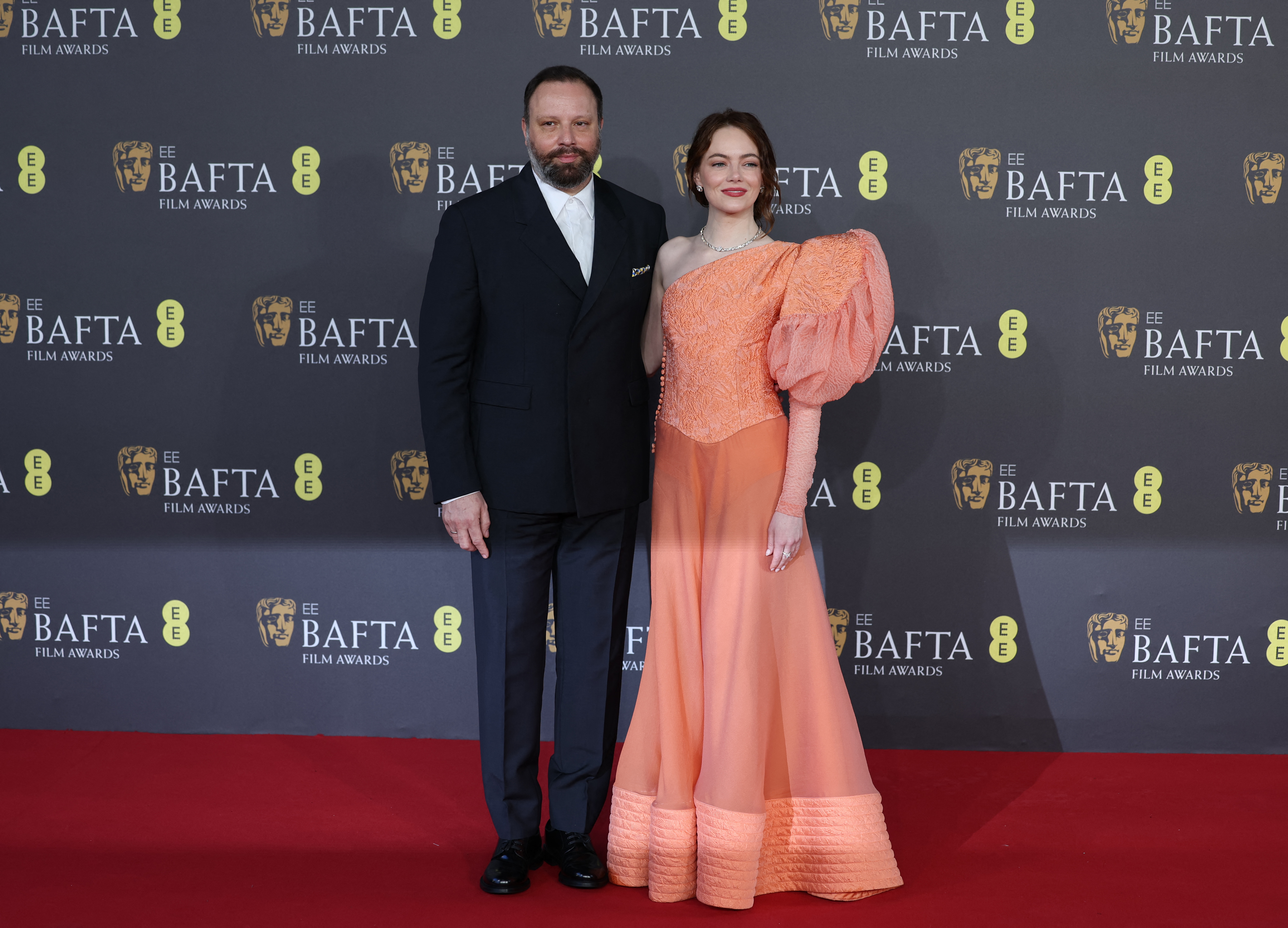 Στο κόκκινο χαλί των Bafta νικητής το… ροδακινί-2