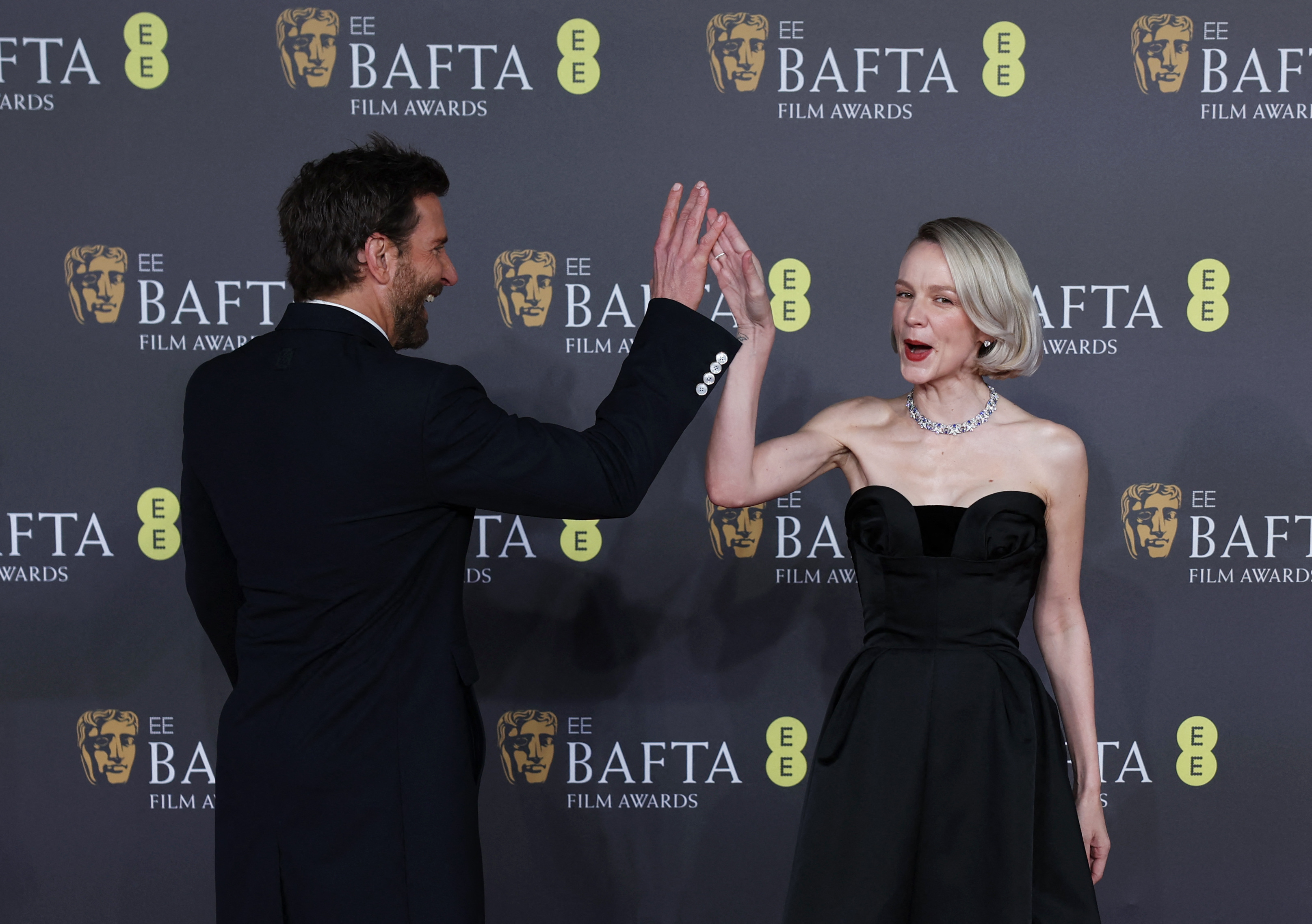 Στο κόκκινο χαλί των Bafta νικητής το… ροδακινί-4