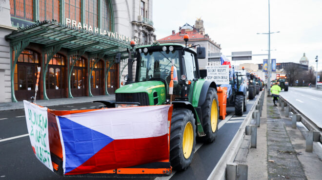 τσεχία-εκατοντάδες-αγρότες-με-τρακτέ-562891075