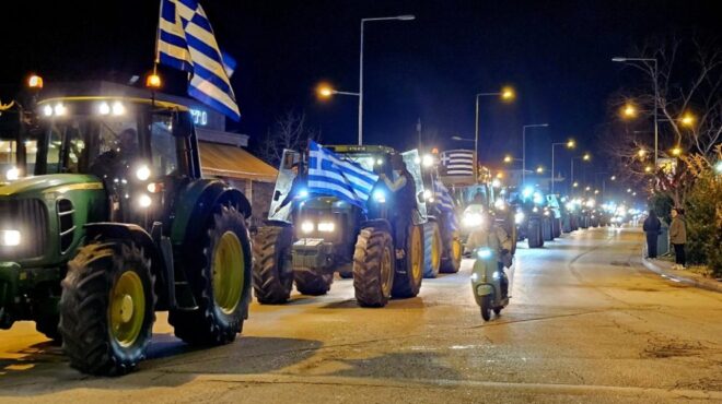 τρίκαλα-με-τρακτέρ-στο-κέντρο-της-πόλη-562879804