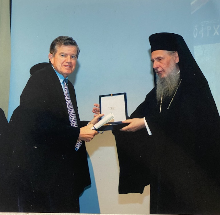 Ενα λαμπρό λεύκωμα για τον μέγα ευεργέτη των Αθηνών, τη Μονή Πετράκη-1