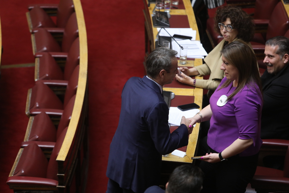 Νομοσχέδιο για ομόφυλα ζευγάρια: Αγκαλιές στα θεωρεία, πανηγυρισμοί στο Σύνταγμα-7