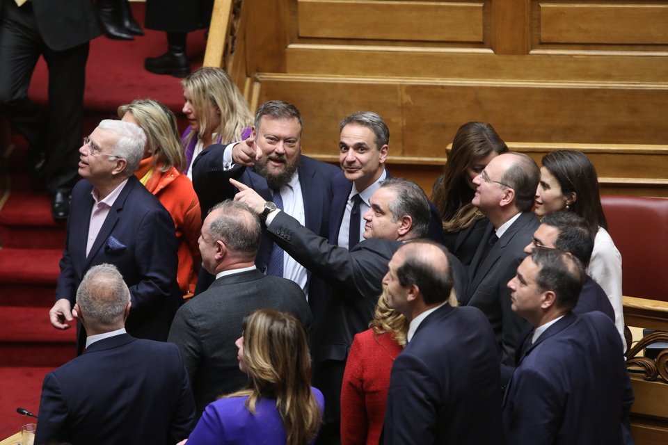 Νομοσχέδιο για ομόφυλα ζευγάρια: Αγκαλιές στα θεωρεία, πανηγυρισμοί στο Σύνταγμα-9