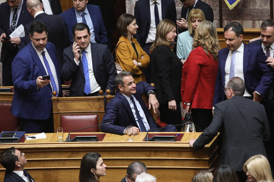 Νομοσχέδιο για ομόφυλα ζευγάρια: Αγκαλιές στα θεωρεία, πανηγυρισμοί στο Σύνταγμα-5