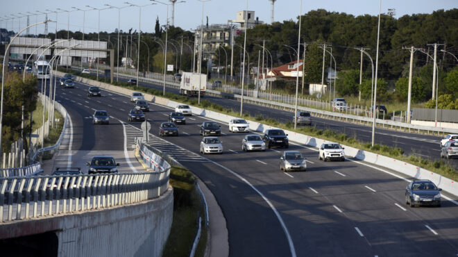 ανατροπή-νταλίκας-στην-εθνική-οδό-αθη-562901581
