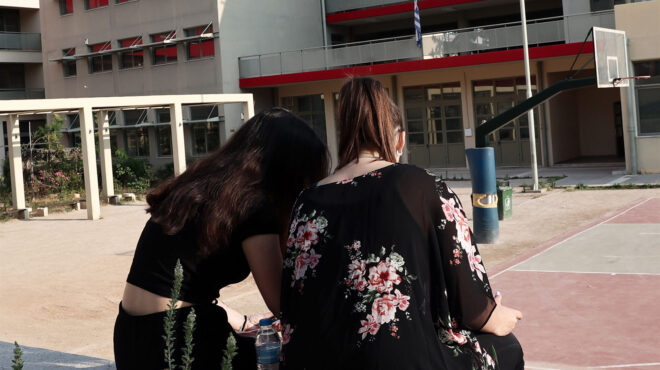 επαφή-σχολικών-ψυχολόγων-με-μαθητές-χ-562908607