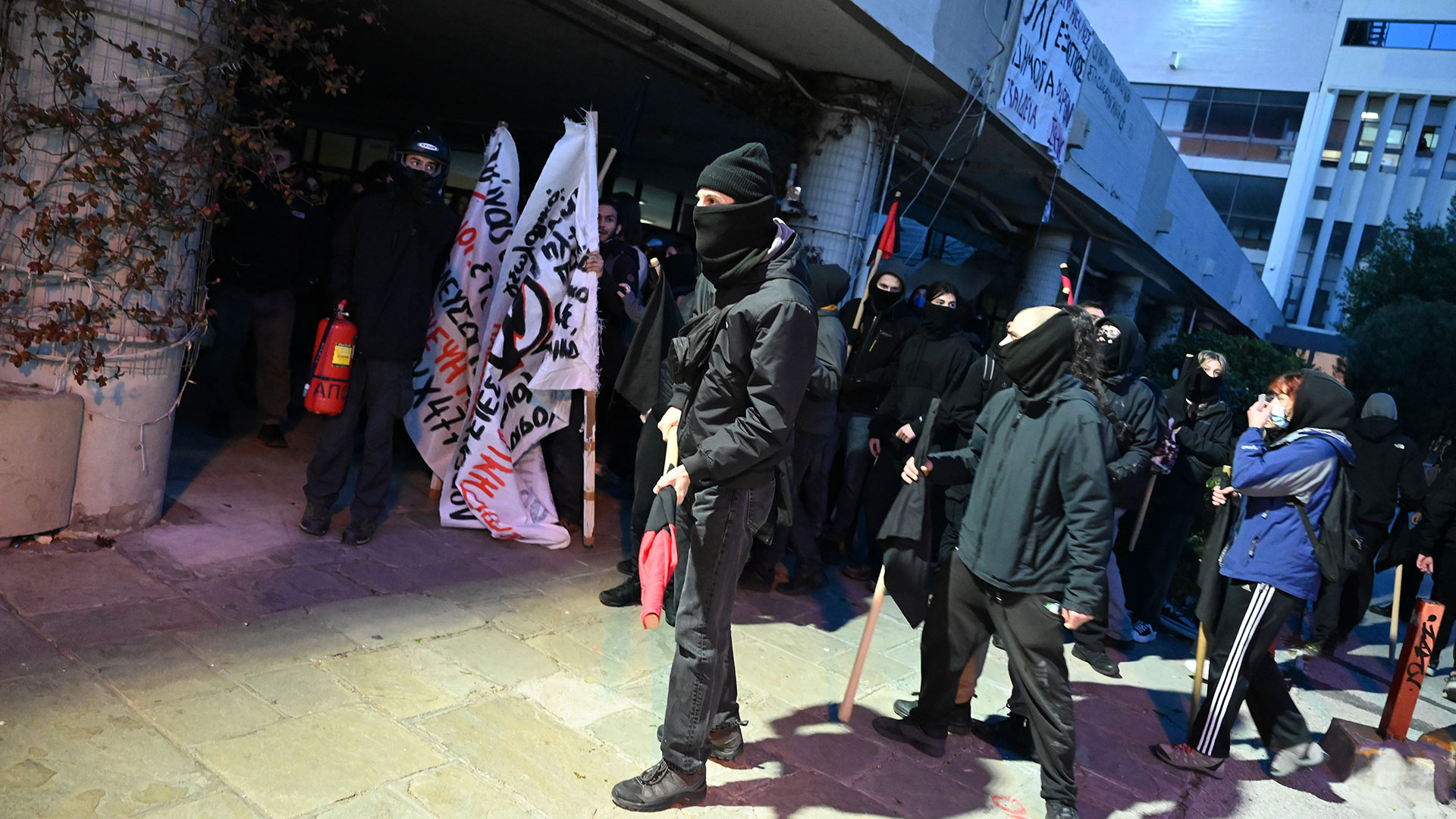 ΑΠΘ: Επιχείρηση των ΜΑΤ στο κτίριο της Πρυτανείας (vid)-10