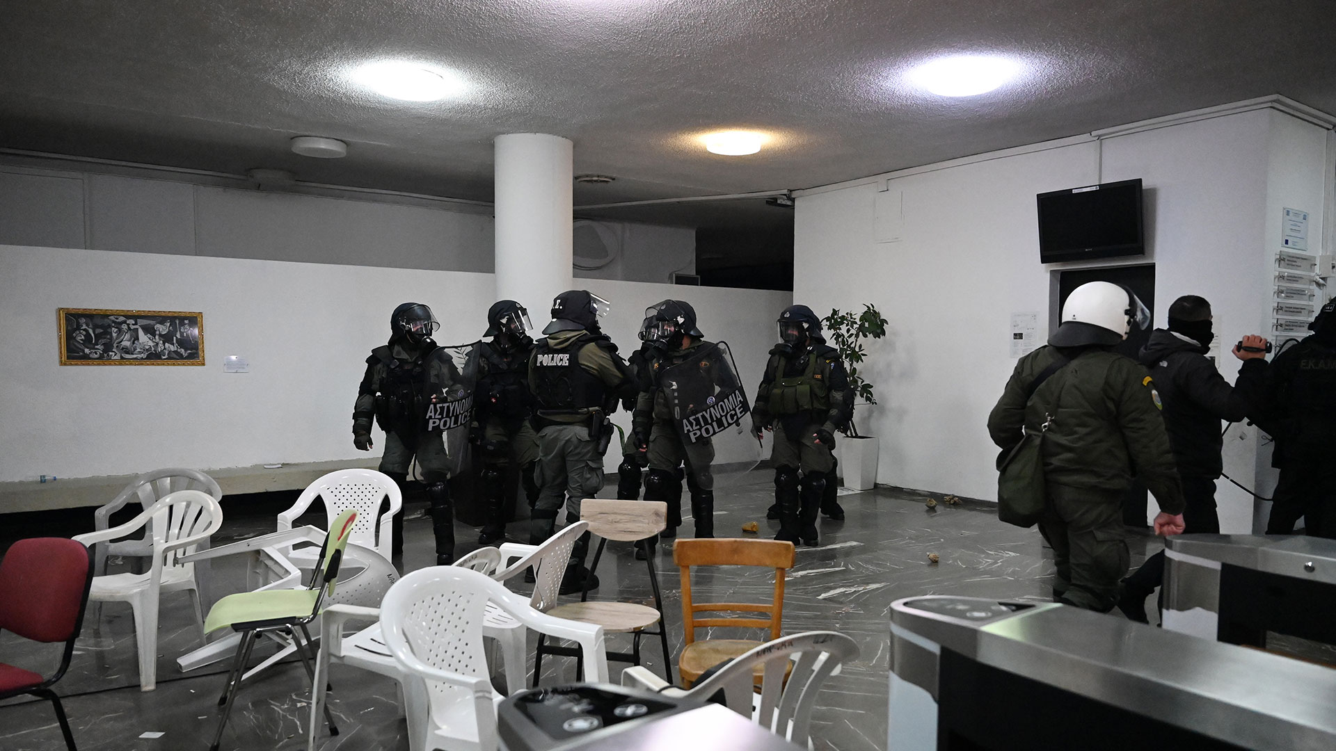 ΑΠΘ: Επιχείρηση των ΜΑΤ στο κτίριο της Πρυτανείας (vid)-2