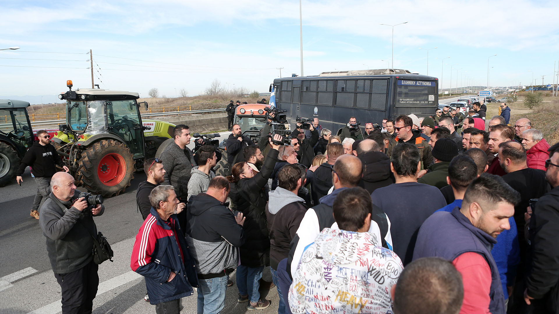 Αγρότες: Νέες κινητοποιήσεις με συμβολικά μπλόκα – Αύριο αποφασίζουν τα επόμενα βήματα-2