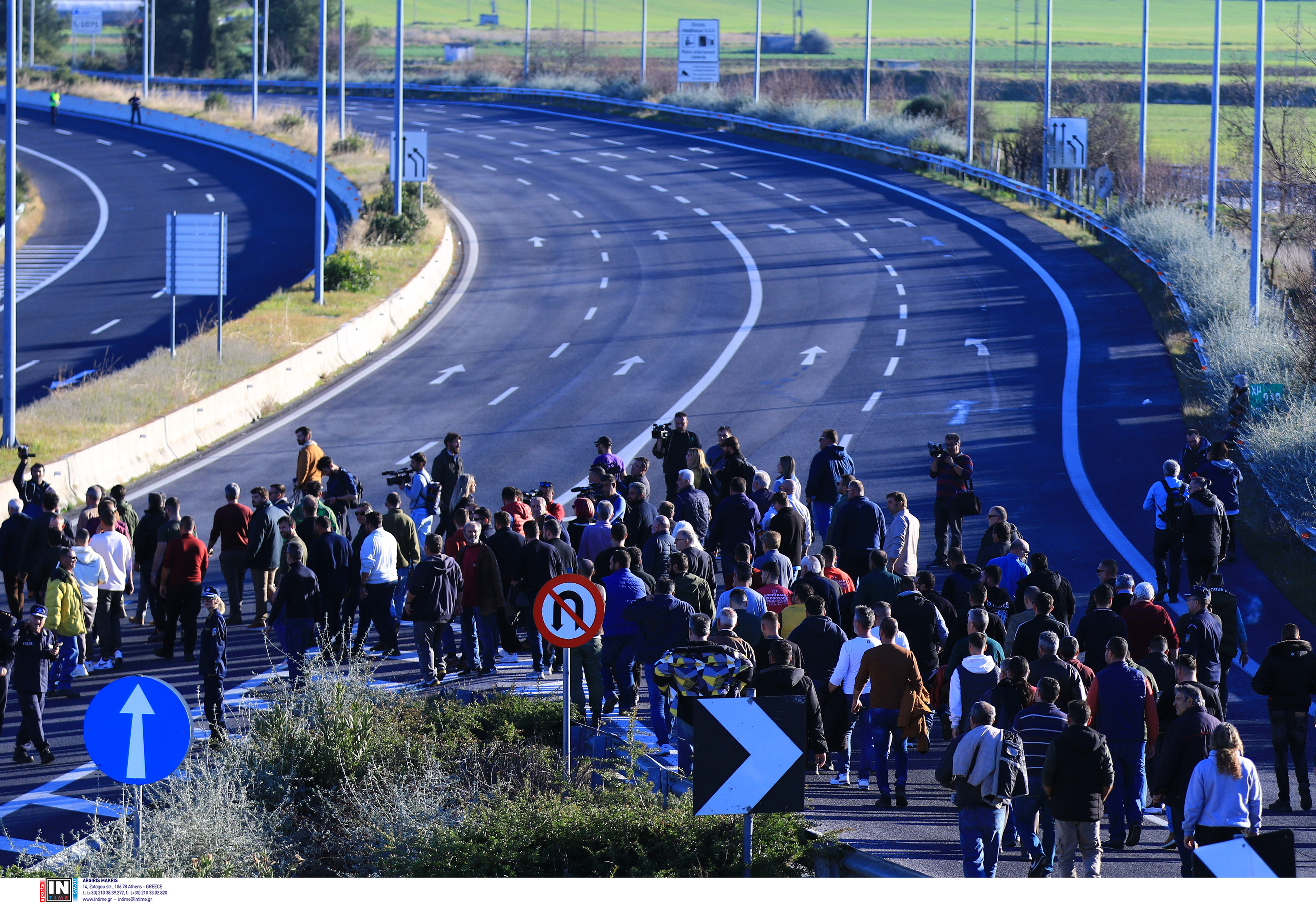 Σκληραίνουν τη στάση τους οι αγρότες – Μπλόκα σε εθνικές οδούς-2