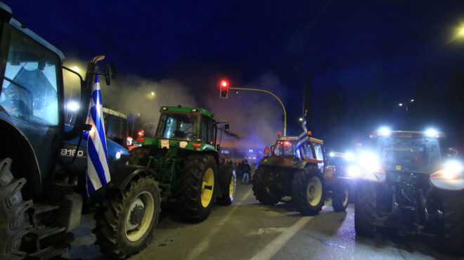 μπλόκο-αγροτών-σε-περιοχή-της-γαλάτισ-562871623