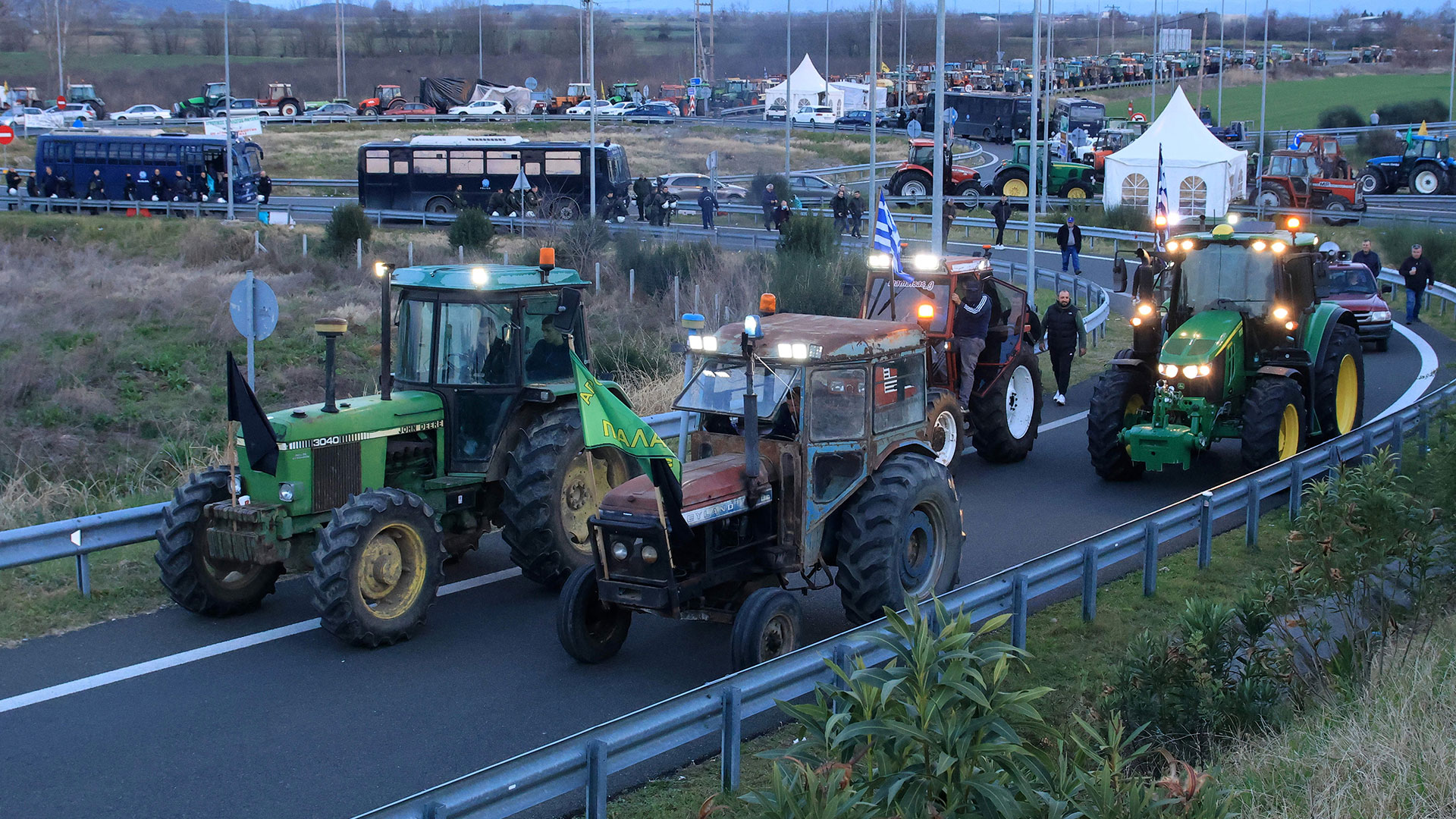 Αγρότες: Συμβολικοί αποκλεισμοί δρόμων με το βλέμμα στη σύσκεψη της Πέμπτης-1