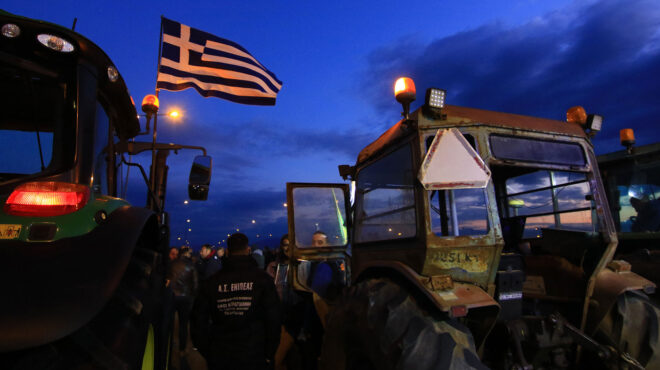 αγρότες-συμβολικοί-αποκλεισμοί-δρόμ-562883647