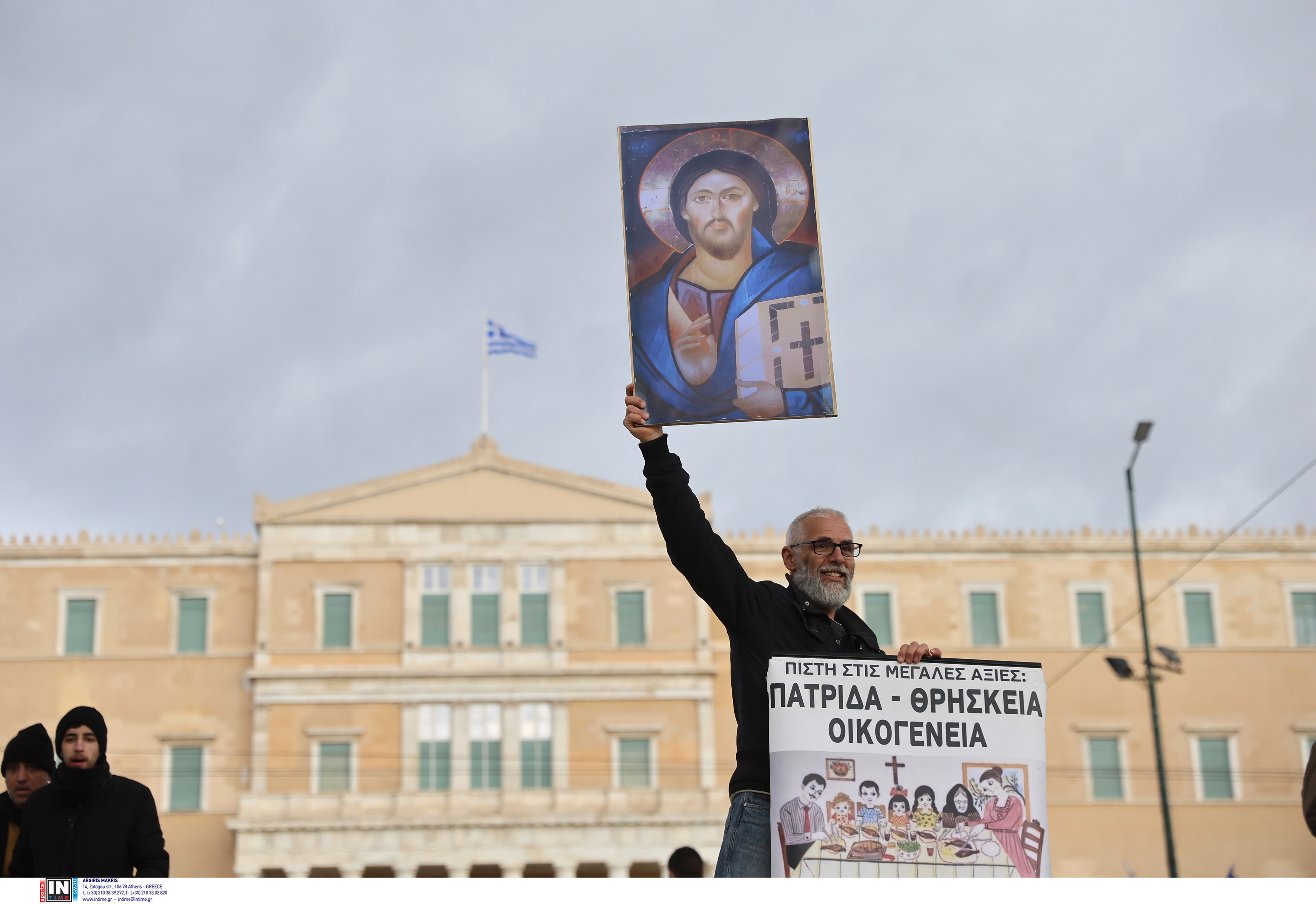 Νομοσχέδιο για ομόφυλα ζευγάρια: Αγκαλιές στα θεωρεία, πανηγυρισμοί στο Σύνταγμα-16