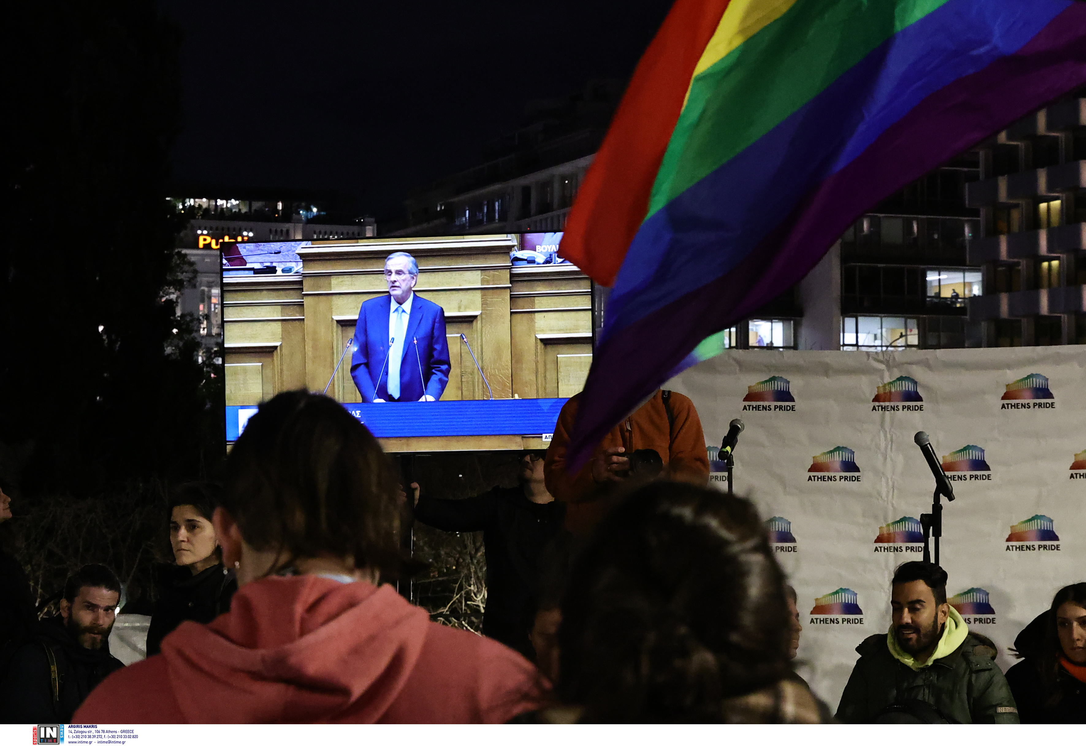 Νομοσχέδιο για ομόφυλα ζευγάρια: Αγκαλιές στα θεωρεία, πανηγυρισμοί στο Σύνταγμα-10