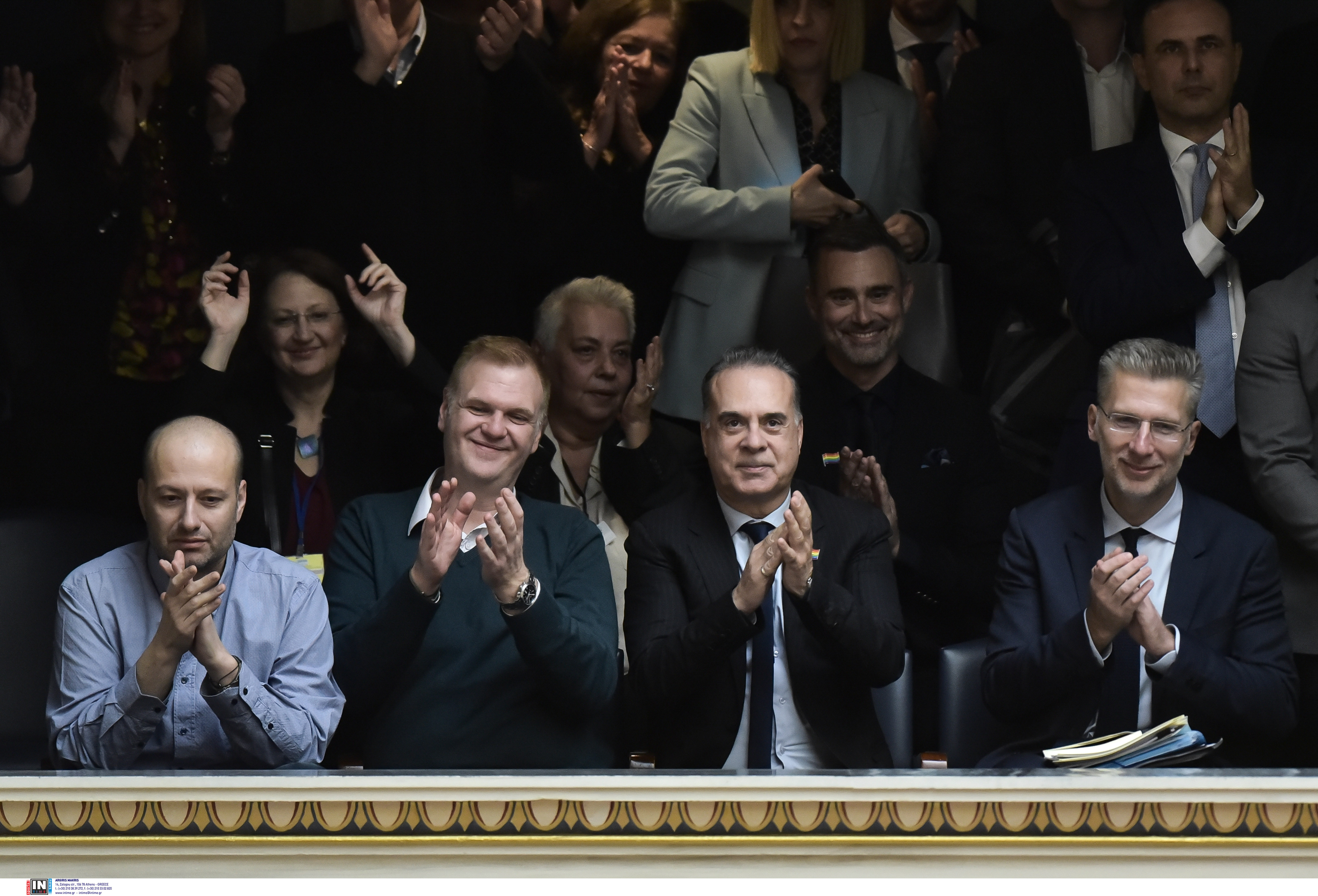 Νομοσχέδιο για ομόφυλα ζευγάρια: Αγκαλιές στα θεωρεία, πανηγυρισμοί στο Σύνταγμα-1