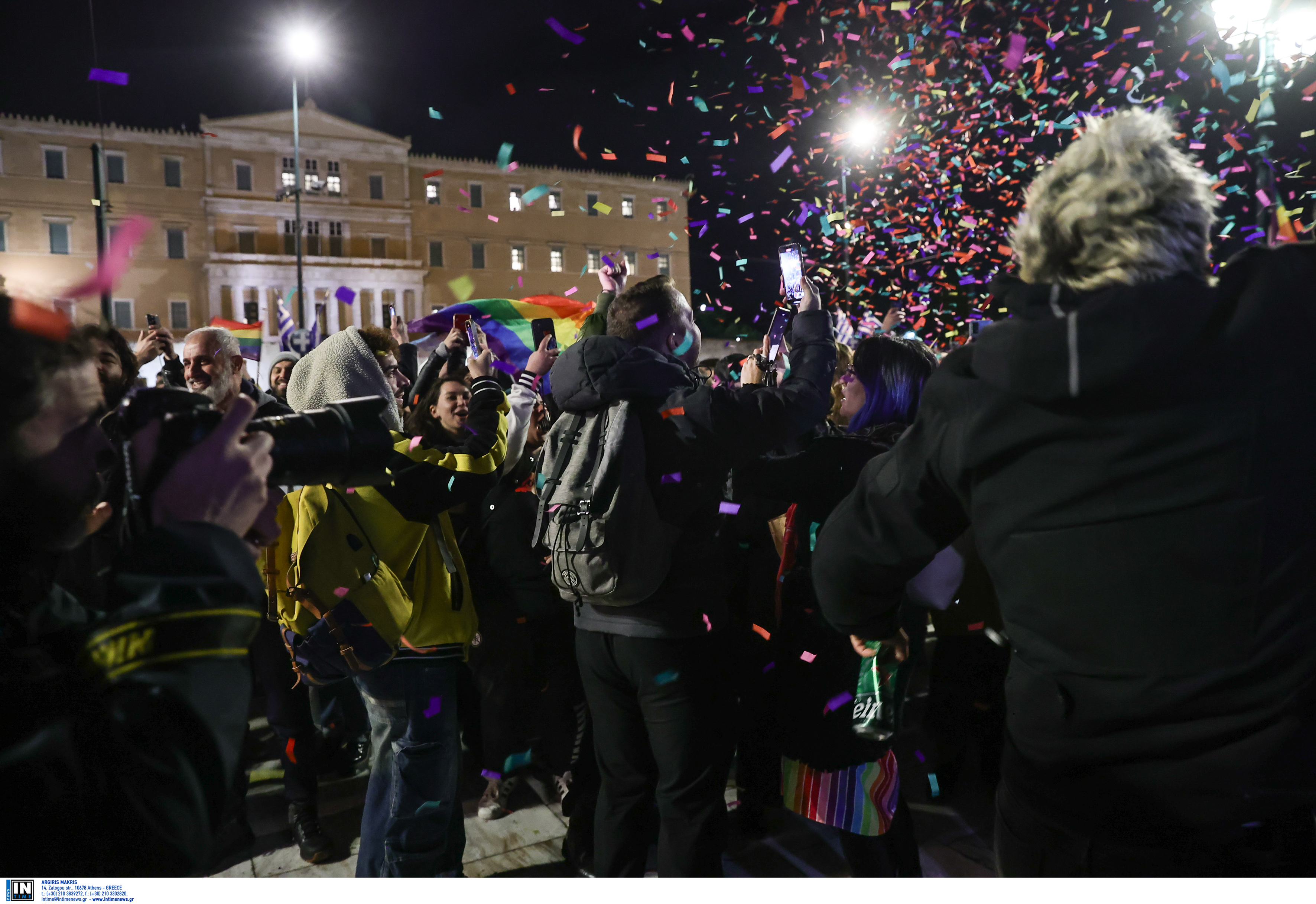 Νομοσχέδιο για ομόφυλα ζευγάρια: Αγκαλιές στα θεωρεία, πανηγυρισμοί στο Σύνταγμα-11