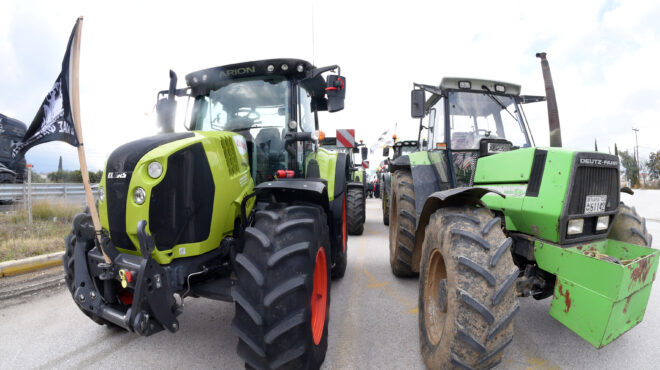 αγρότες-έκλεισαν-με-τρακτέρ-την-εθνικ-562891564