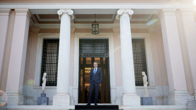 κυβέρνηση-με-το-βλέμμα-στην-ευρωκάλπη-562894570