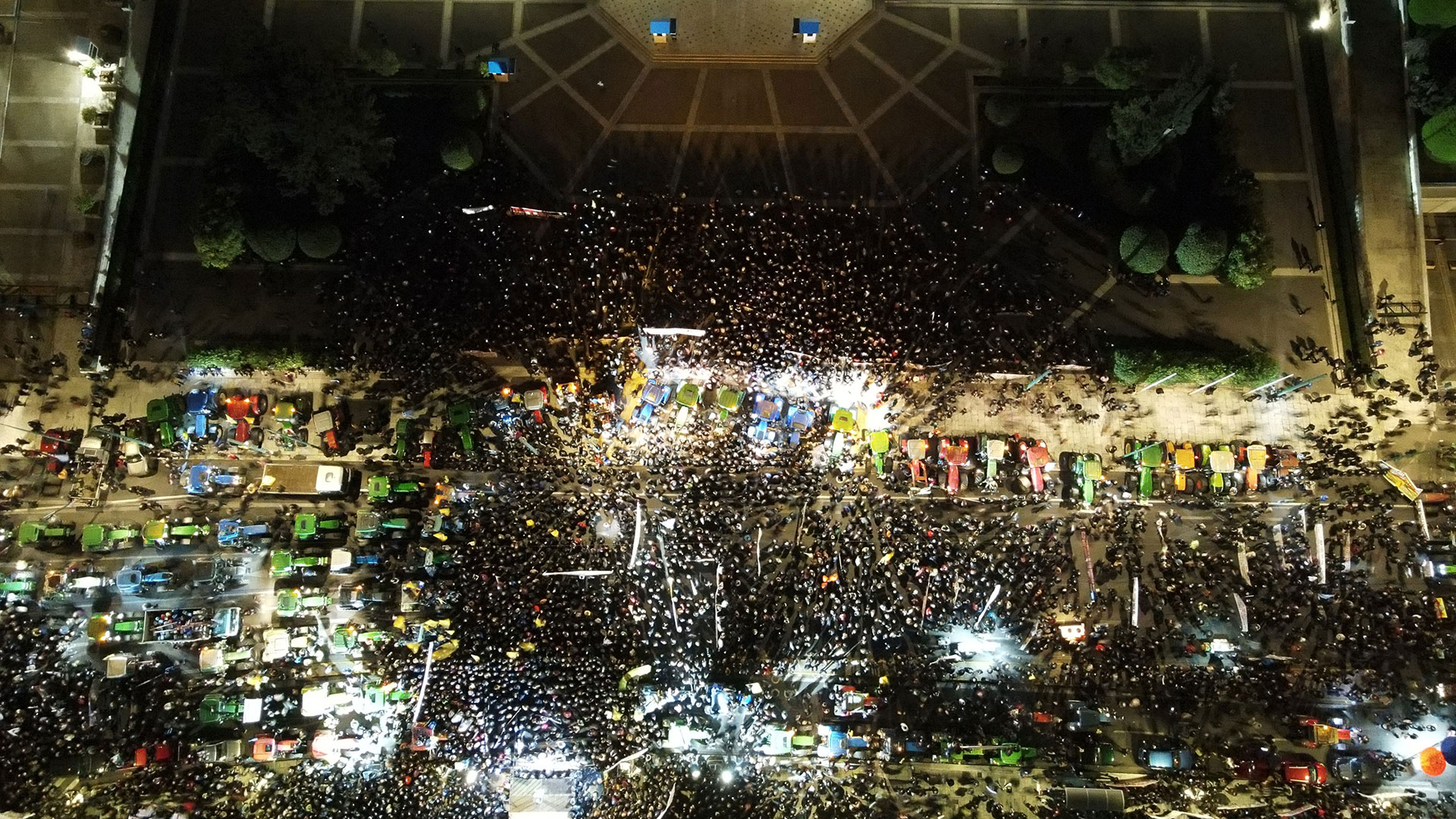 Εικόνες και βίντεο από το «μπλόκο» στο Σύνταγμα-2