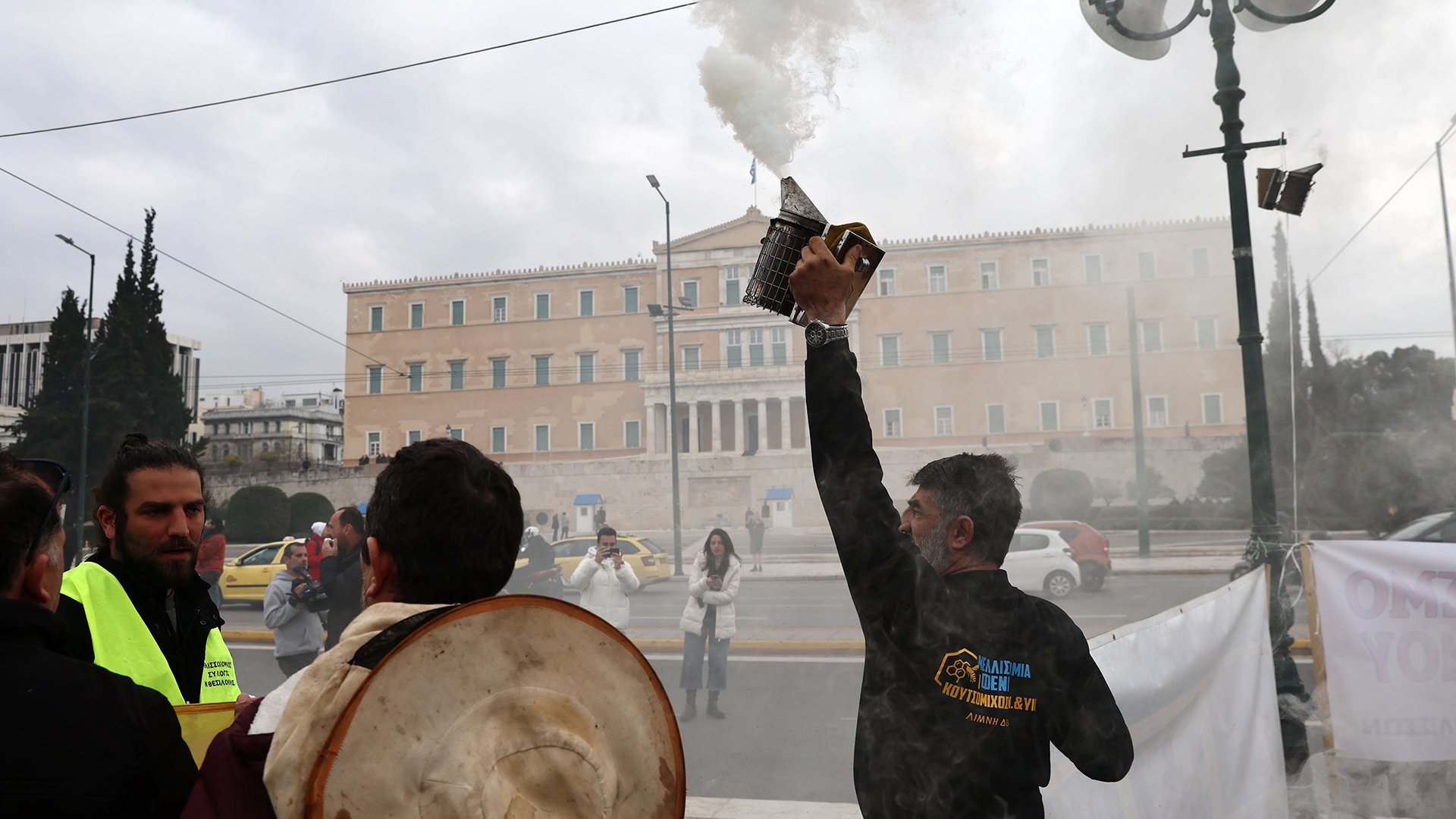 Στο Σύνταγμα οι μελισσοκόμοι – Ωρα αποφάσεων για τους αγρότες στα μπλόκα-4