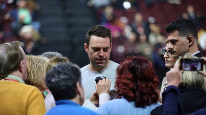 συριζα-μαζεύουν-υπογραφές-για-αναβολ-562901608