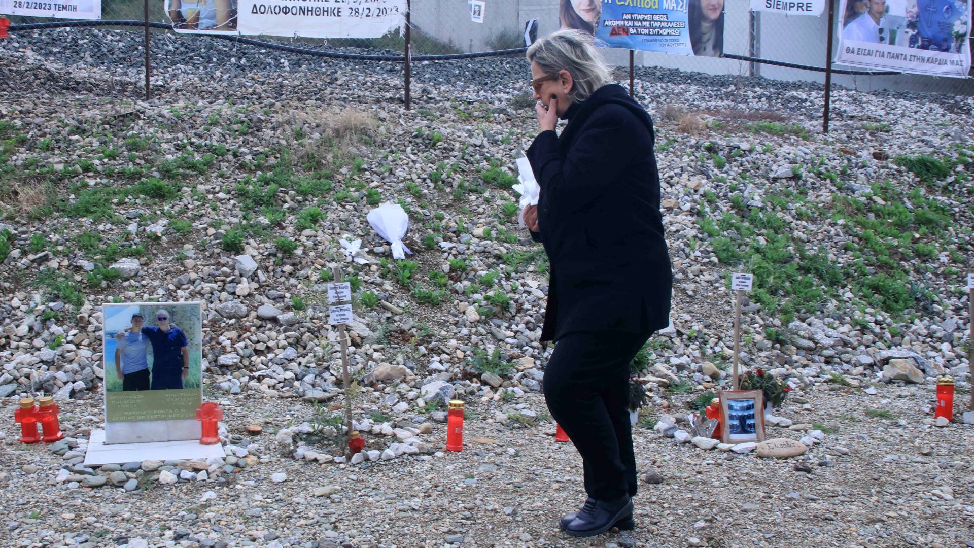 Τέμπη: Βαθιά οδύνη στο ετήσιο μνημόσυνο για τα 57 θύματα του δυστυχήματος (φωτογραφίες)-1