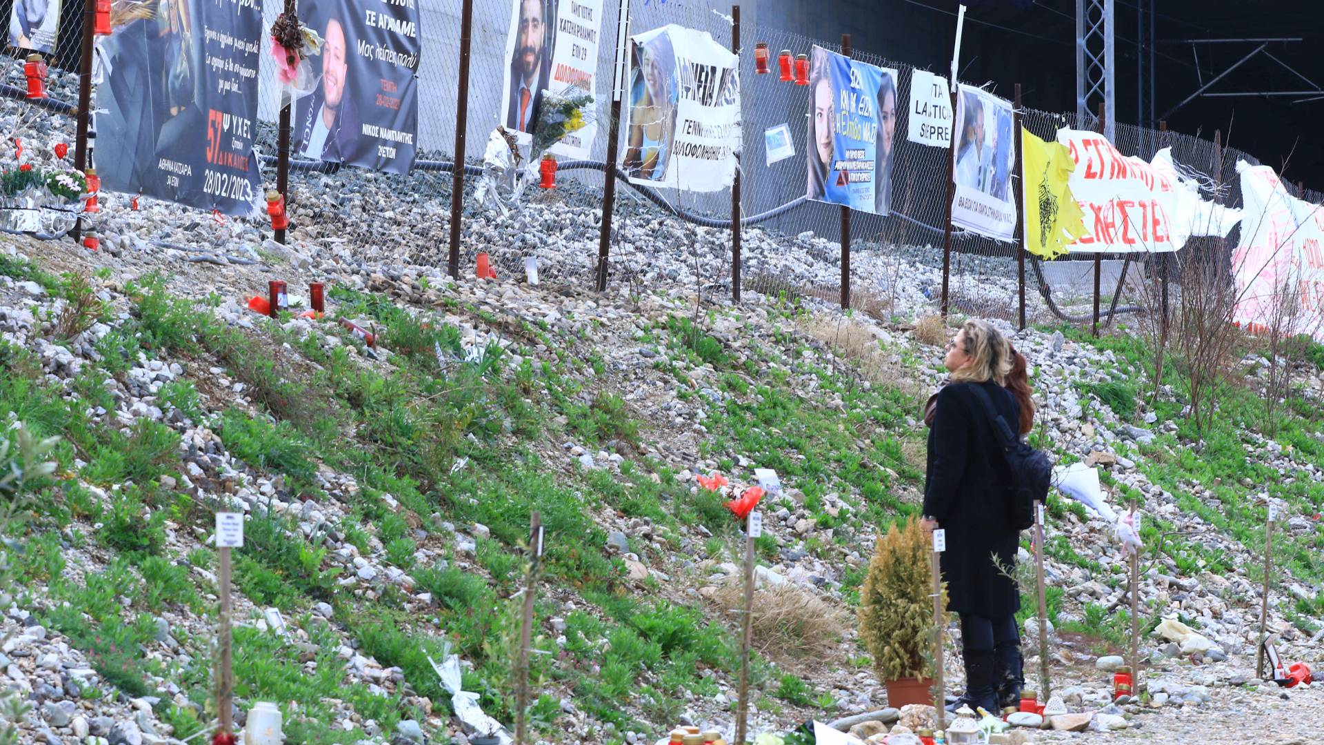 Τέμπη: Βαθιά οδύνη στο ετήσιο μνημόσυνο για τα 57 θύματα του δυστυχήματος (φωτογραφίες)-3