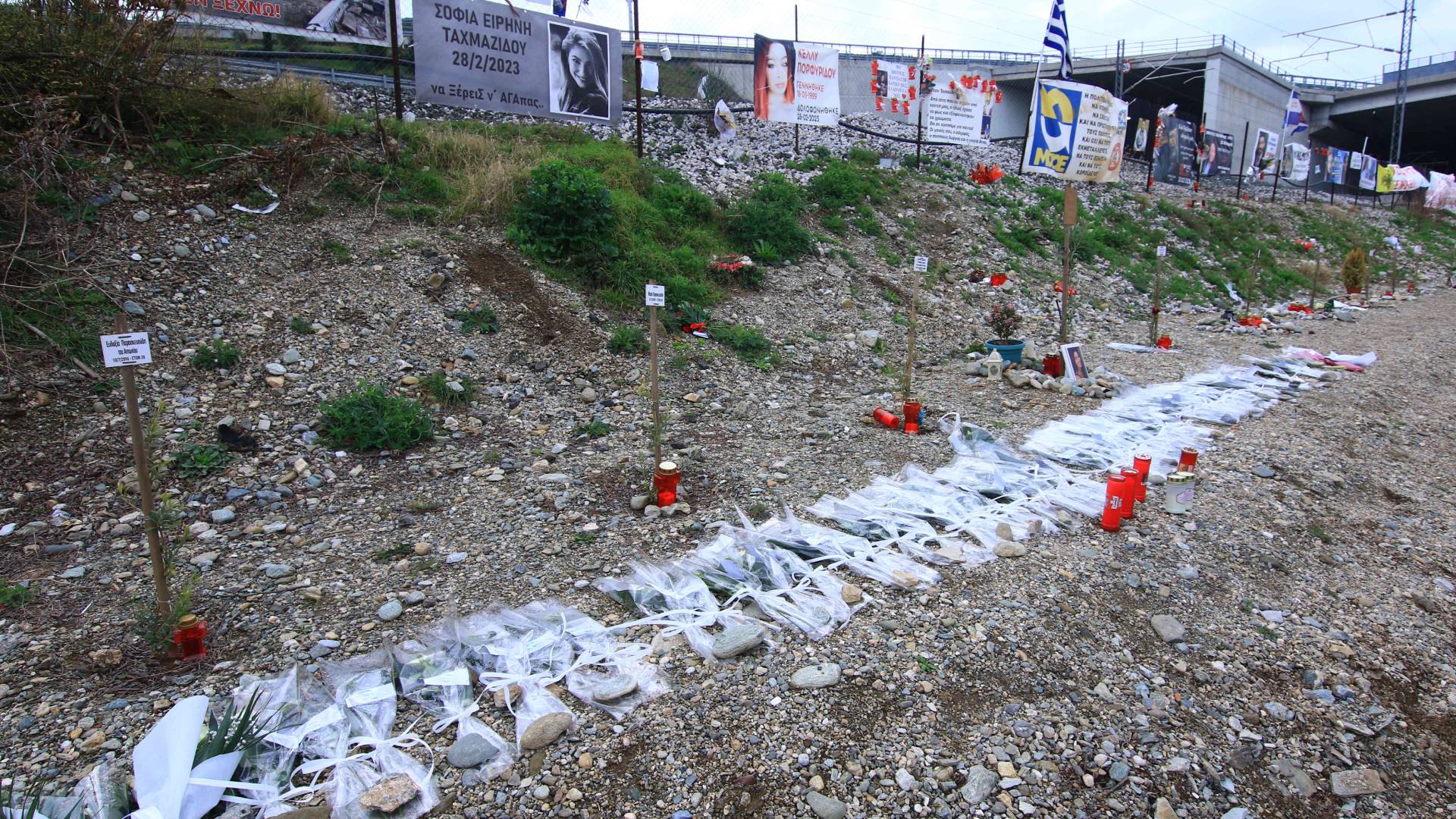 Τέμπη: Βαθιά οδύνη στο ετήσιο μνημόσυνο για τα 57 θύματα του δυστυχήματος (φωτογραφίες)-2