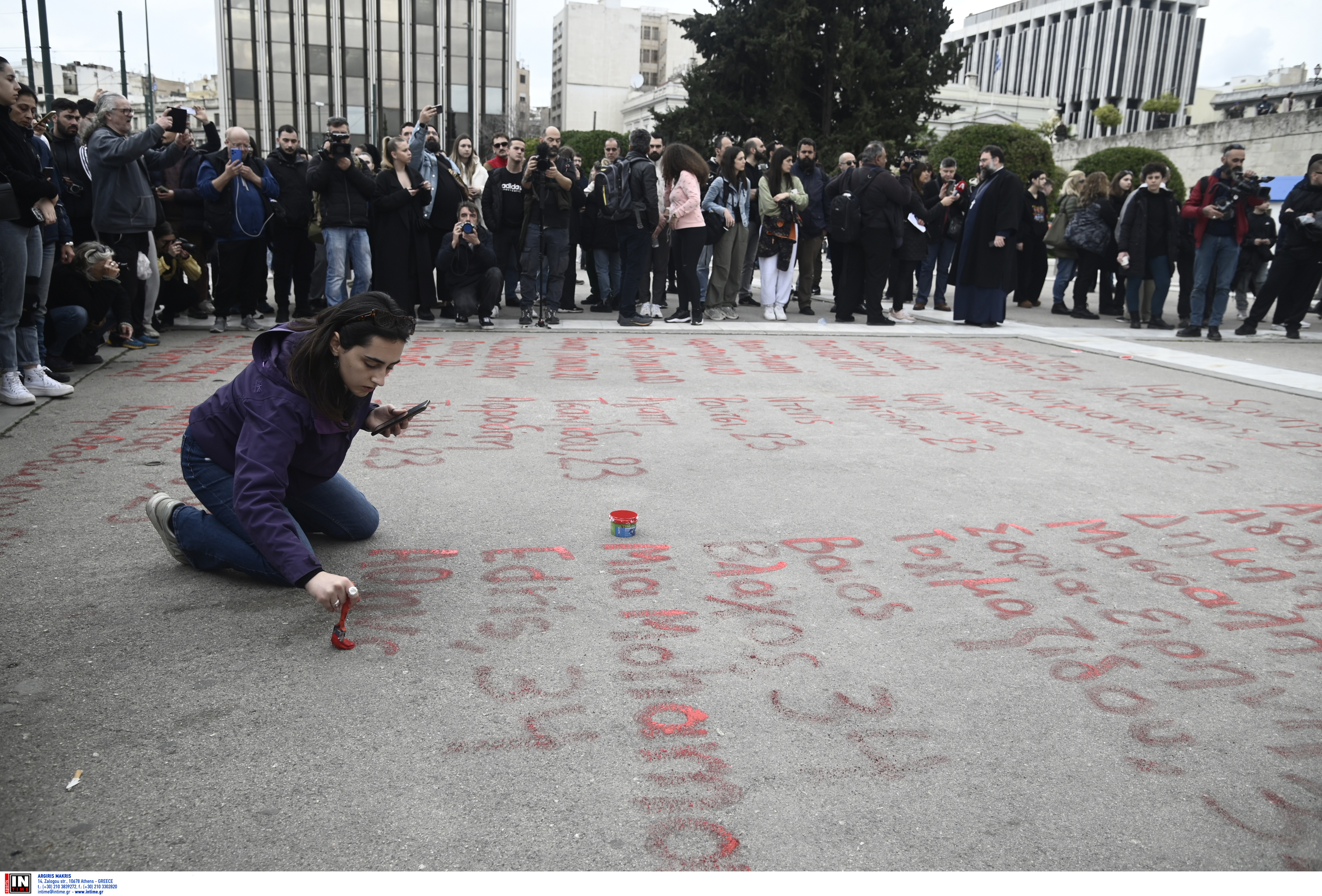 Τέμπη: Τι απαντά ο Δήμος Αθηναίων για το σβήσιμο των ονομάτων των θυμάτων-1