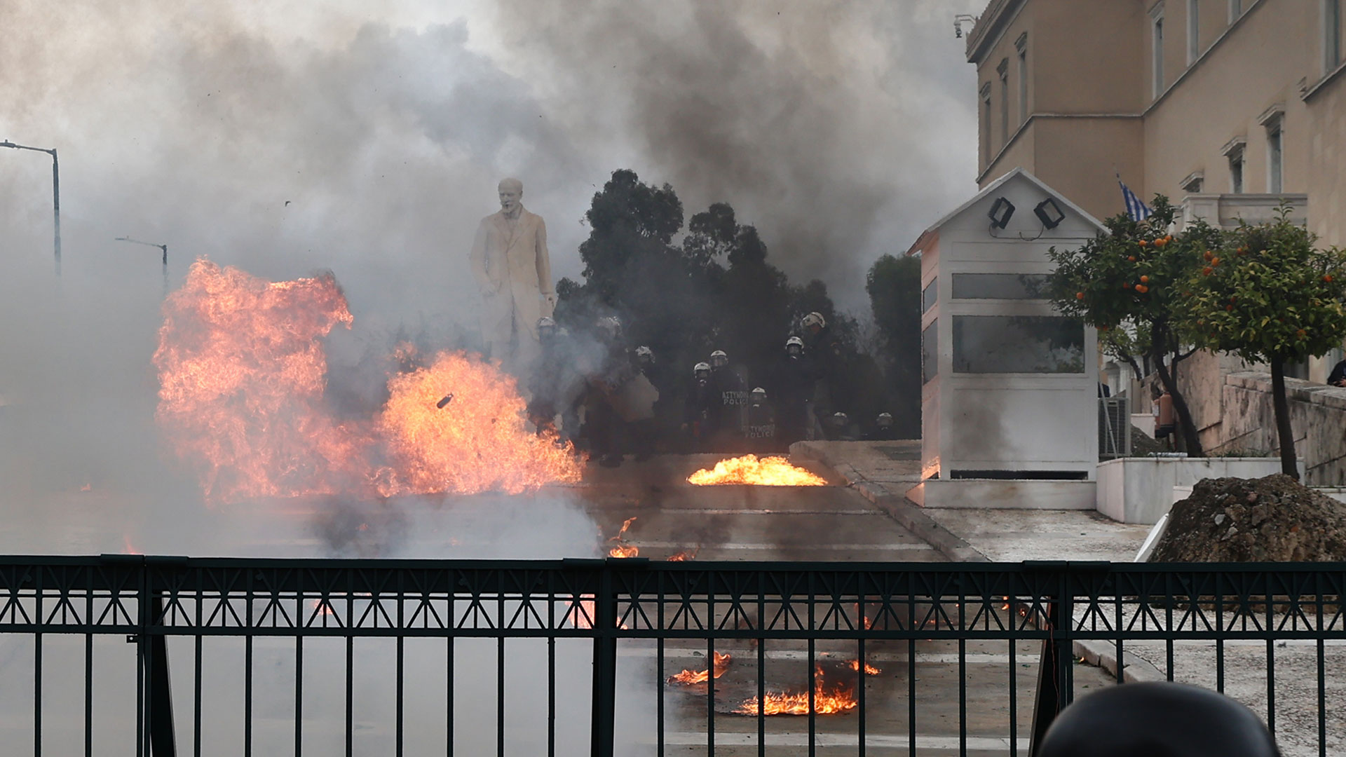 Τέμπη: Ανοιξαν οι δρόμοι στο κέντρο της Αθήνας – Επεισόδια μετά την πορεία, 6 συλλήψεις-5