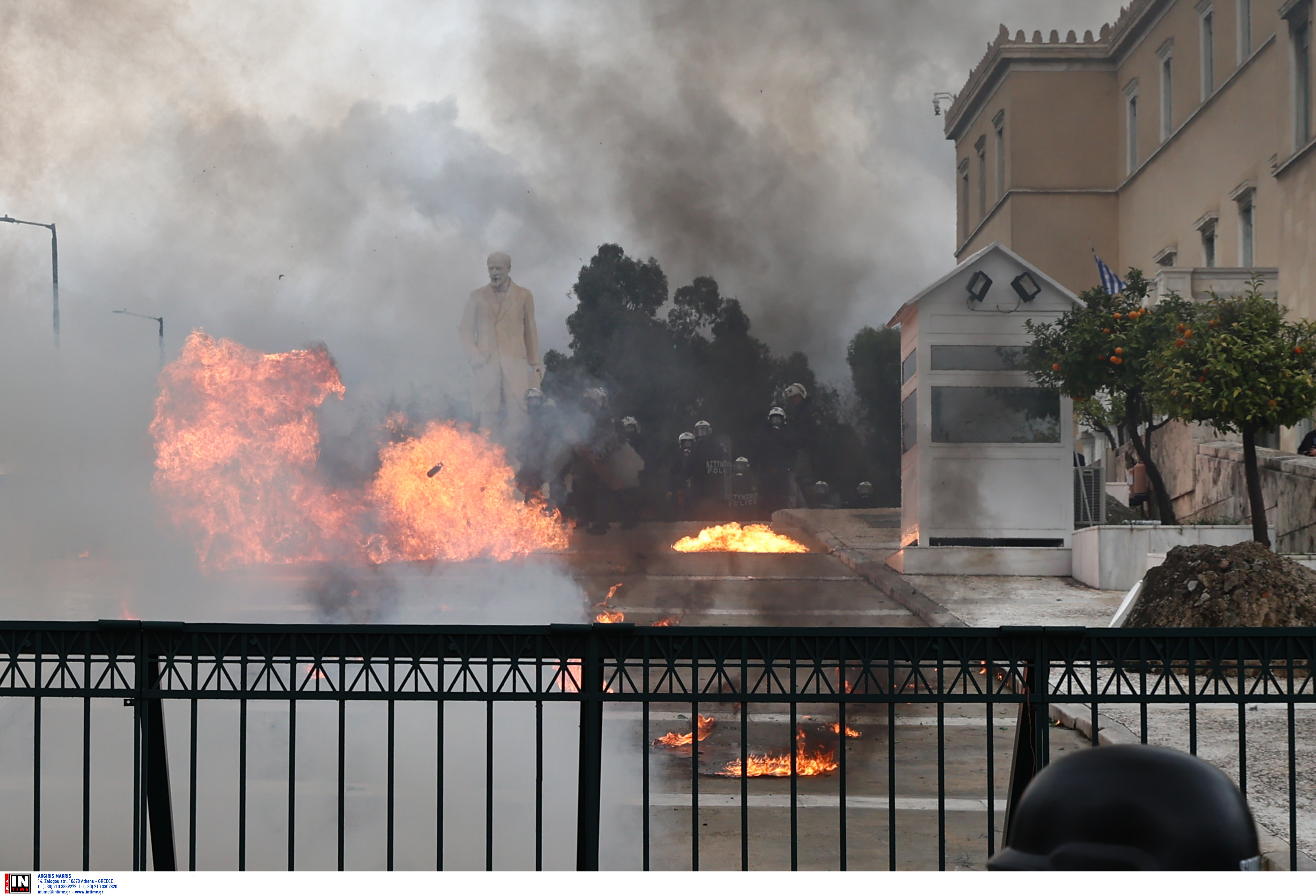 Επεισόδια σε Σύνταγμα και Ομόνοια μετά την πορεία για τα Τέμπη-1