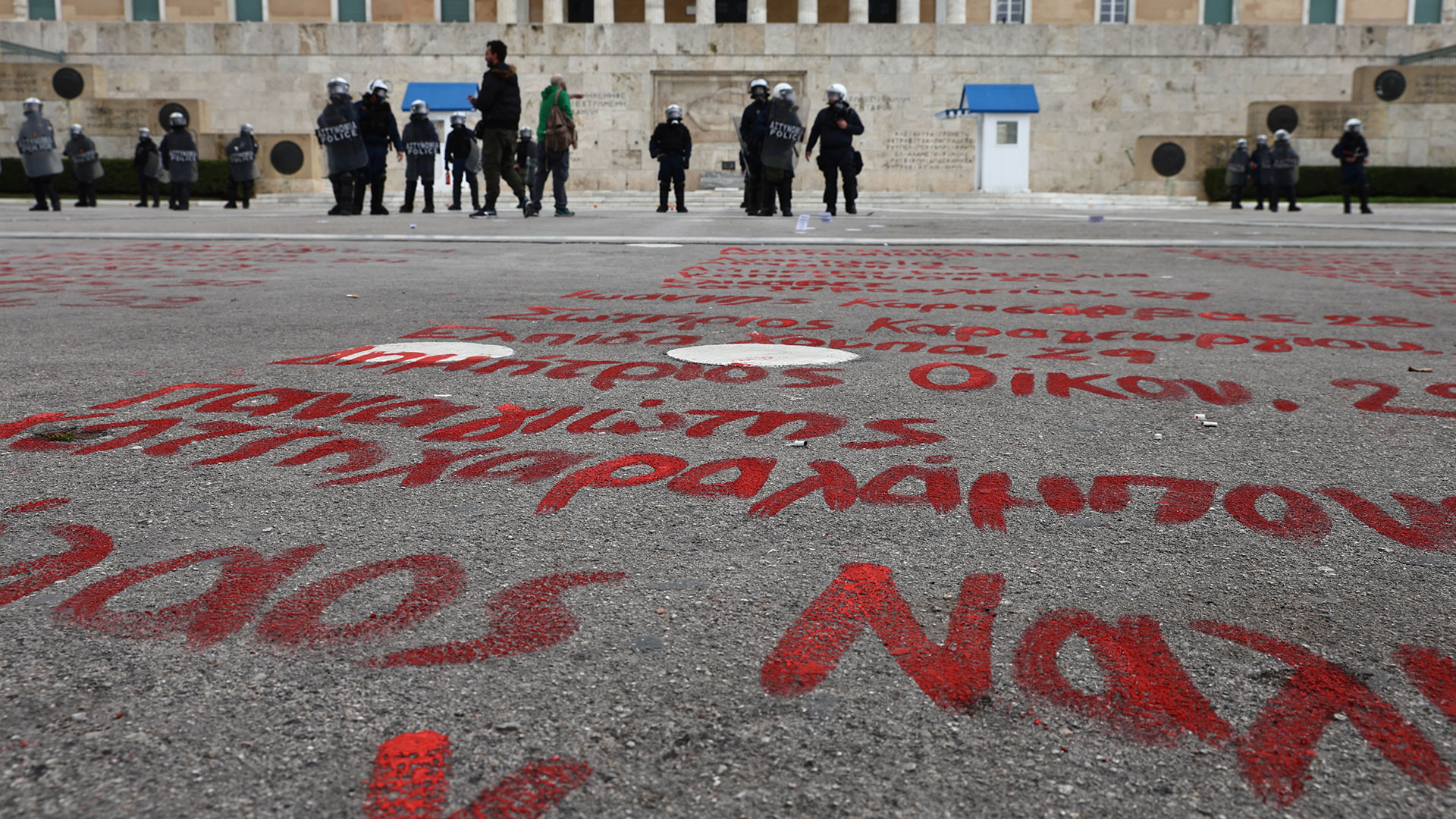 Τέμπη: Εγραψαν τα ονόματα των θυμάτων μπροστά από τη Βουλή-3